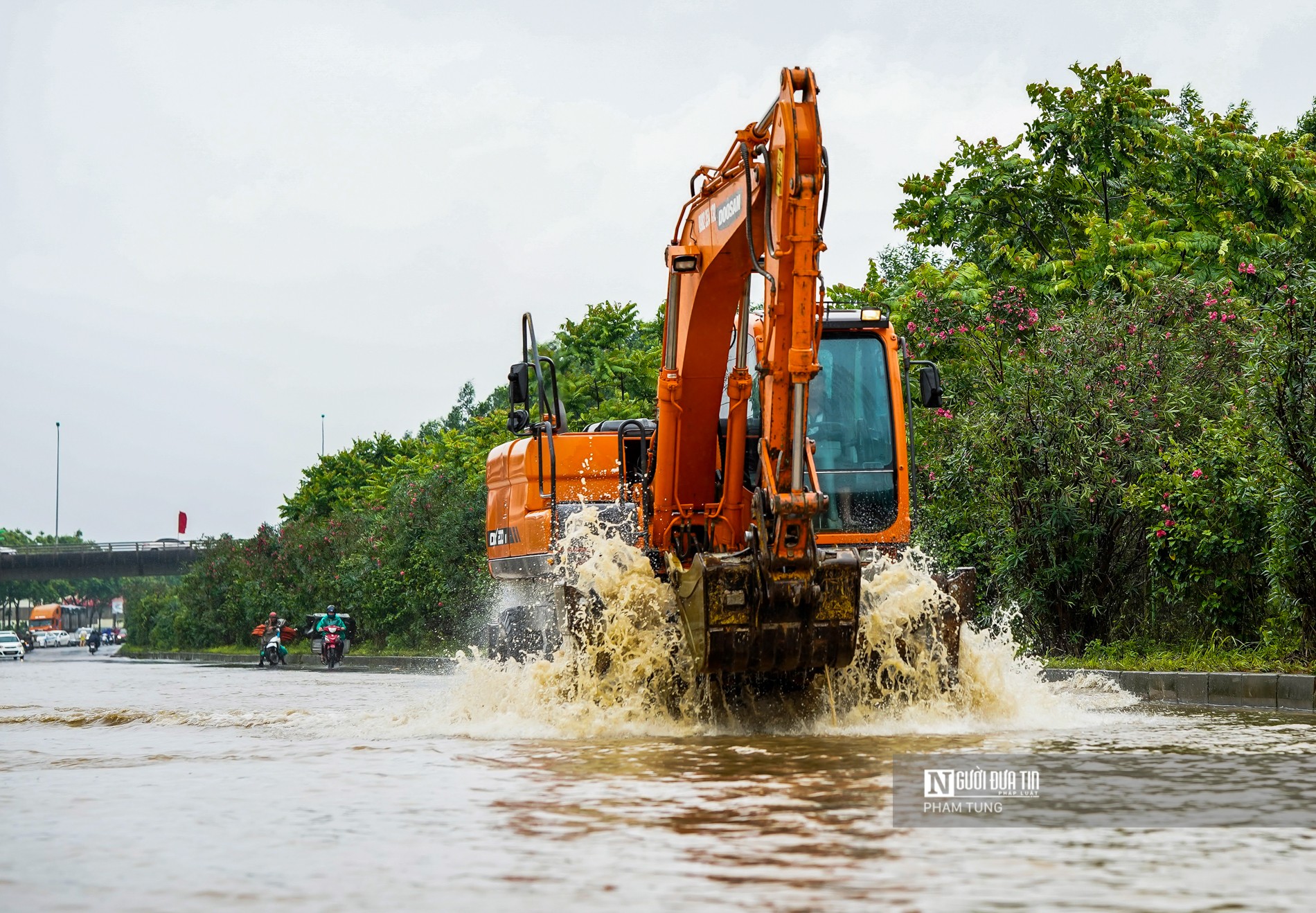 Dân sinh - Mưa lớn, Đại Lộ Thăng Long ngập nước (Hình 10).