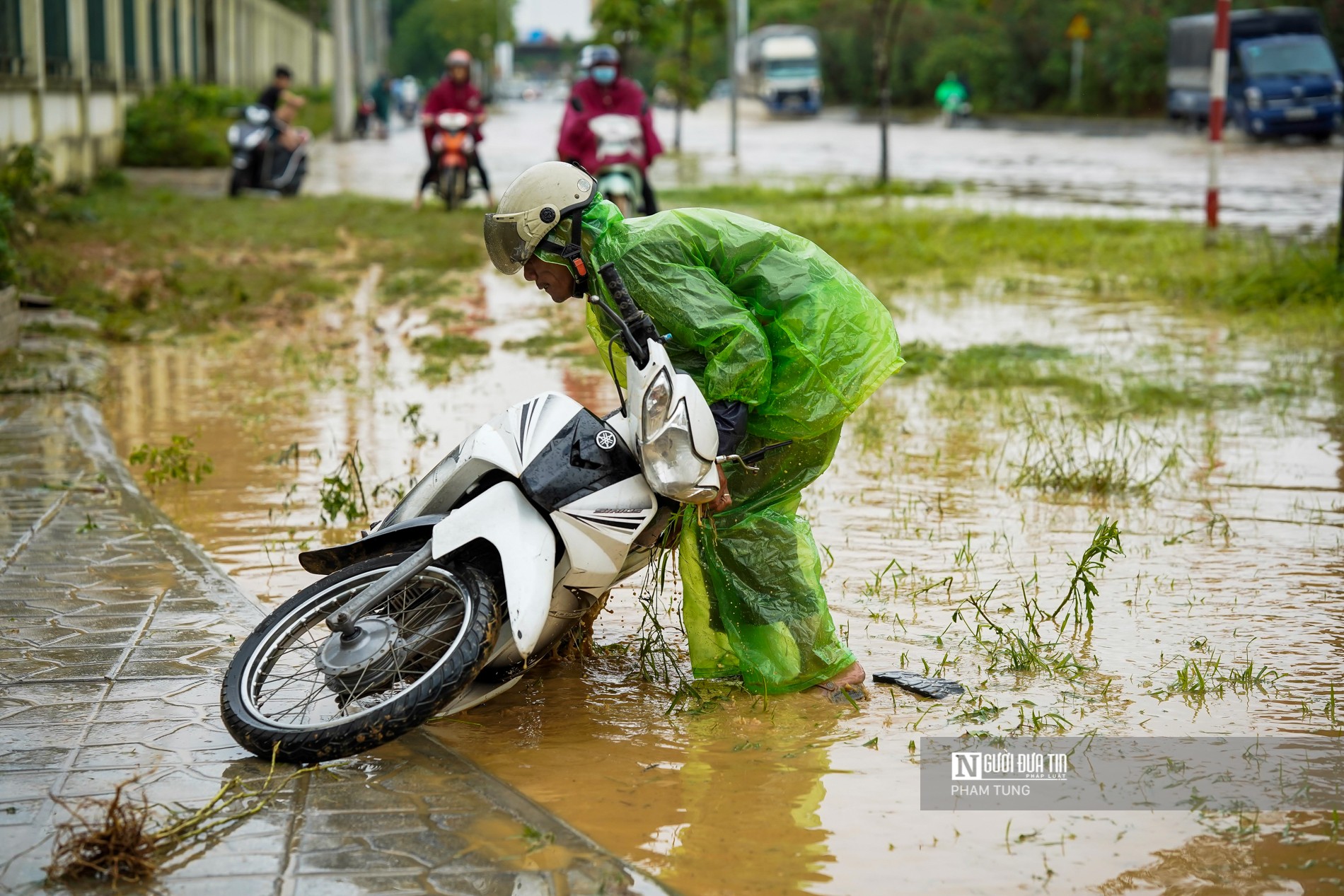 Dân sinh - Mưa lớn, Đại Lộ Thăng Long ngập nước (Hình 7).