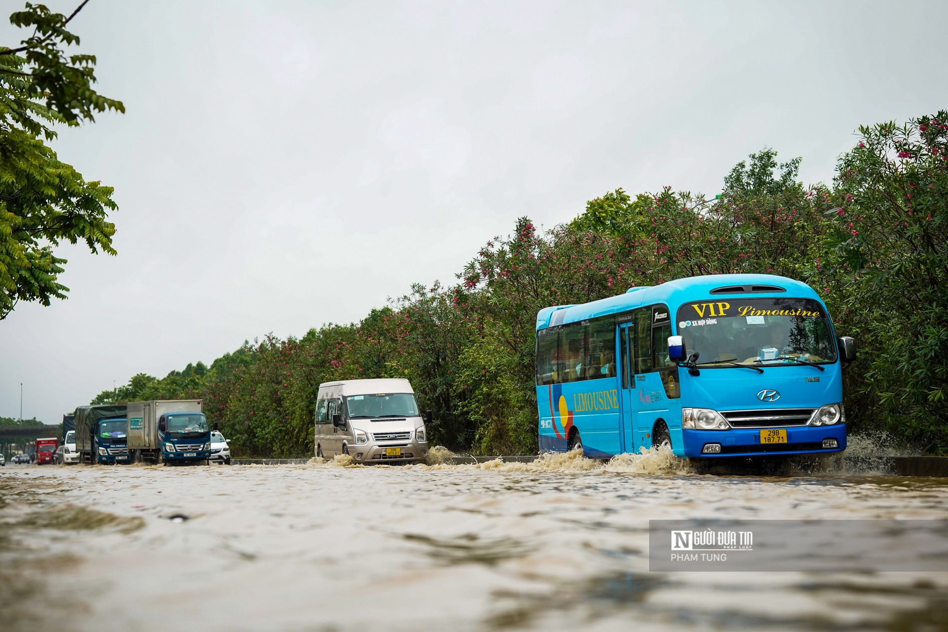 Dân sinh - Mưa lớn, Đại Lộ Thăng Long ngập nước (Hình 2).