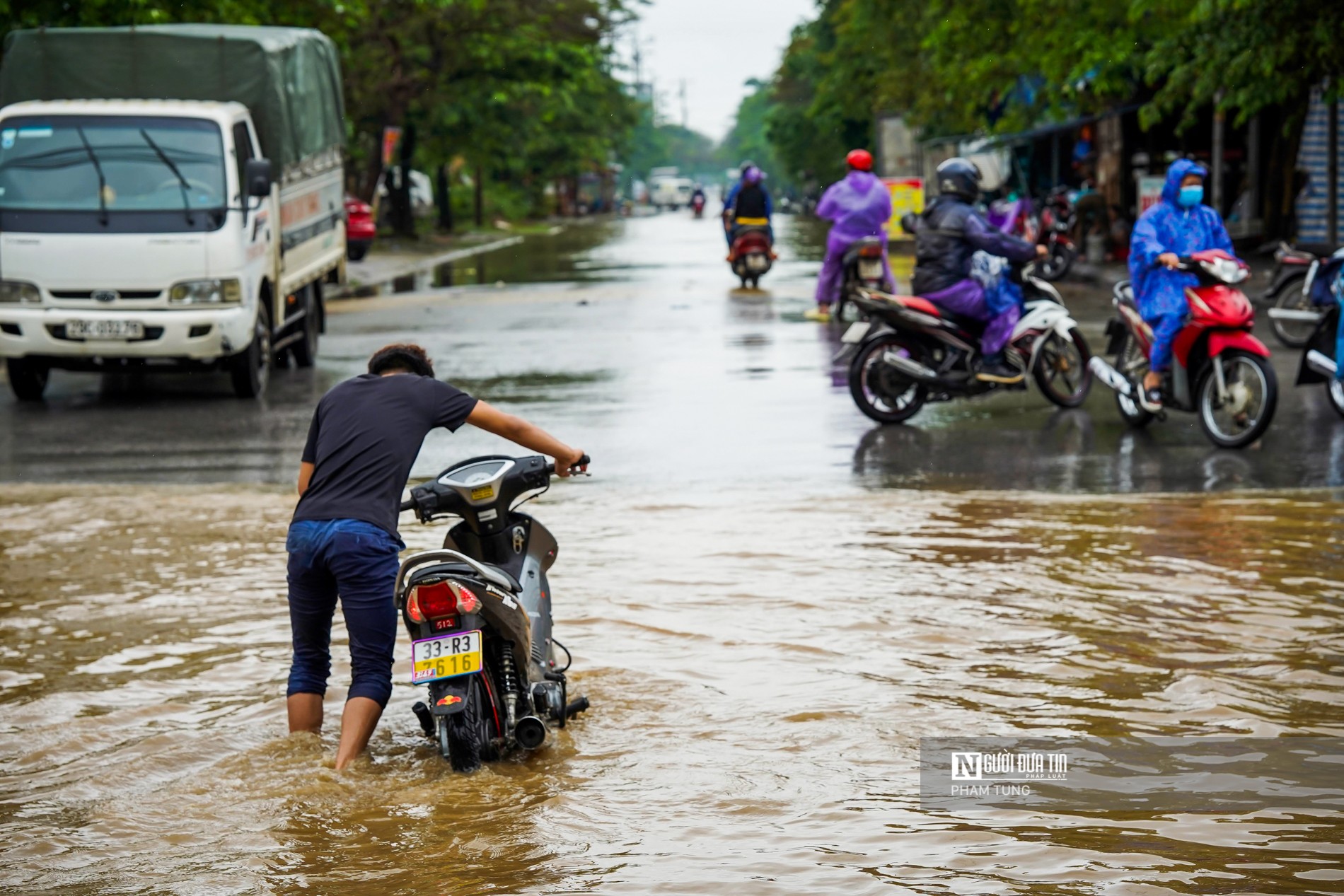 Dân sinh - Mưa lớn, Đại Lộ Thăng Long ngập nước (Hình 8).