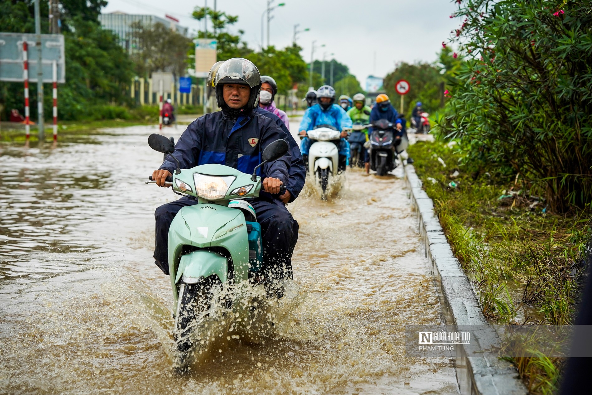 Dân sinh - Mưa lớn, Đại Lộ Thăng Long ngập nước