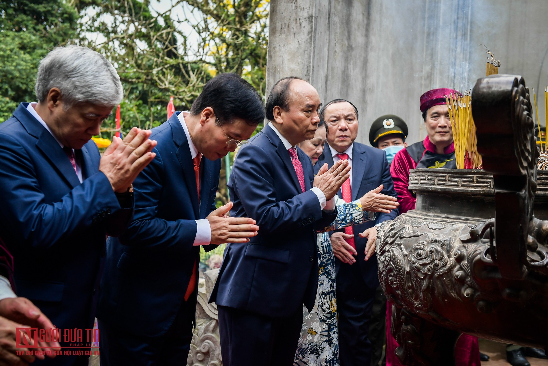 Sự kiện - Chủ tịch nước Nguyễn Xuân Phúc dâng hương tưởng niệm các Vua Hùng (Hình 5).