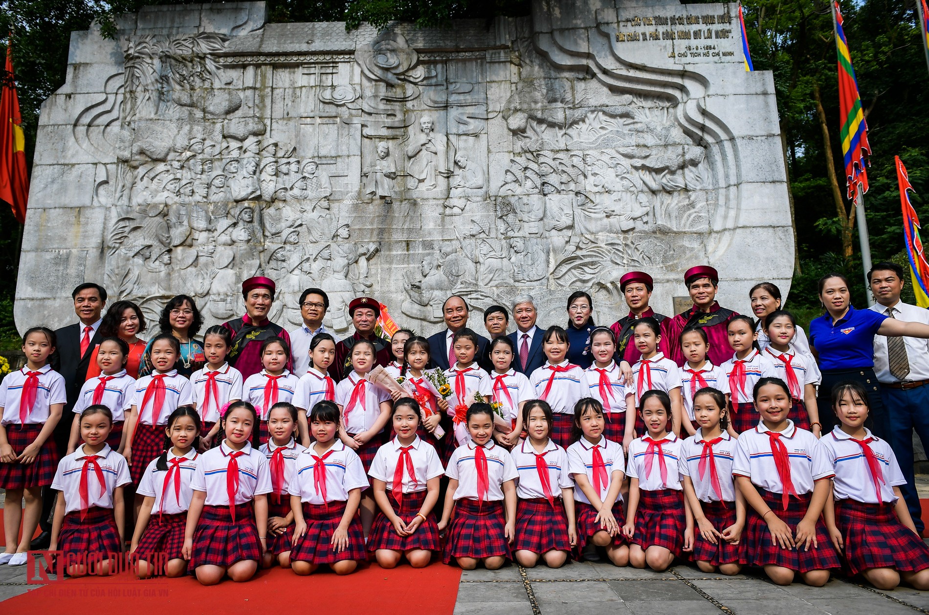 Sự kiện - Chủ tịch nước Nguyễn Xuân Phúc dâng hương tưởng niệm các Vua Hùng (Hình 8).