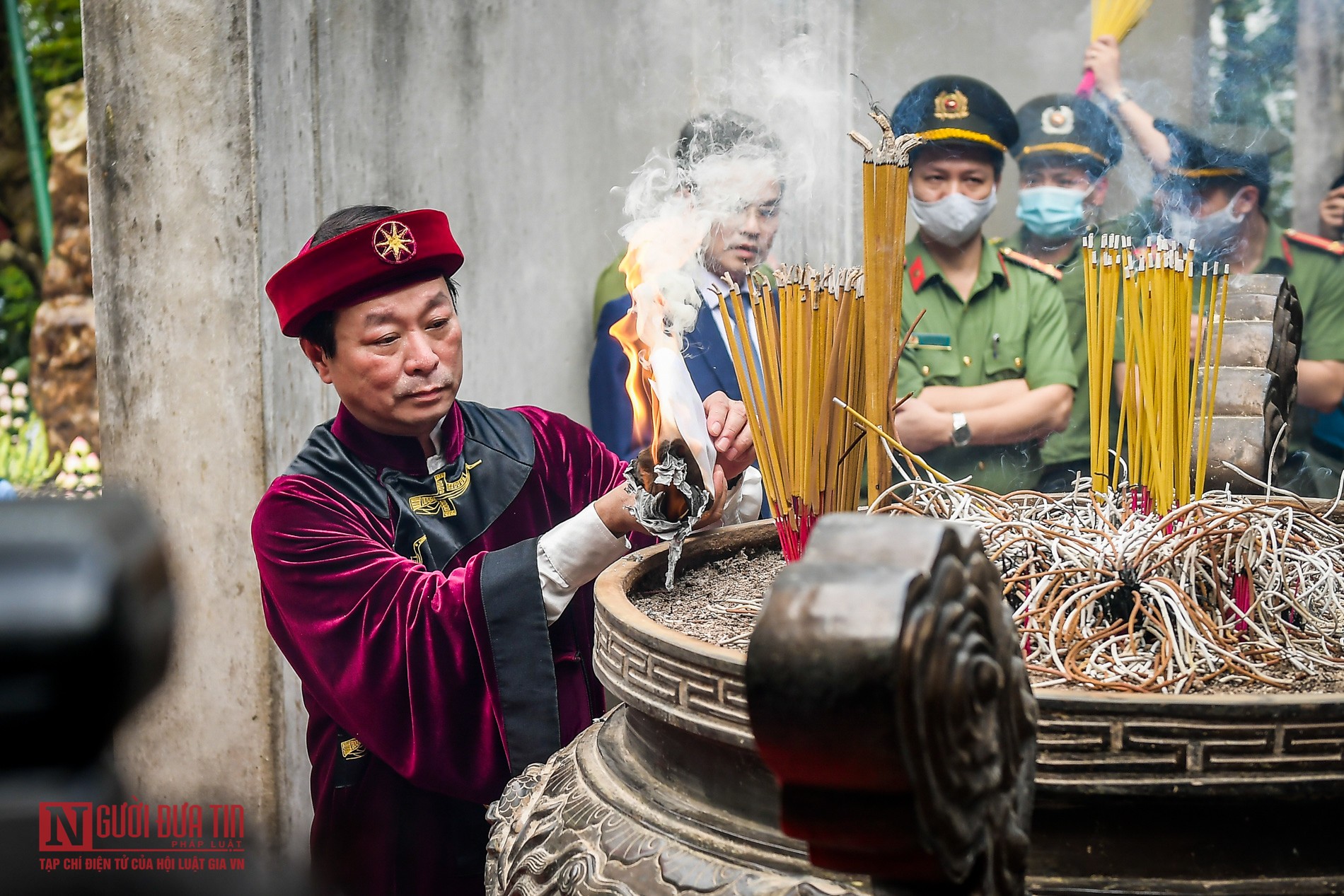 Sự kiện - Chủ tịch nước Nguyễn Xuân Phúc dâng hương tưởng niệm các Vua Hùng (Hình 6).