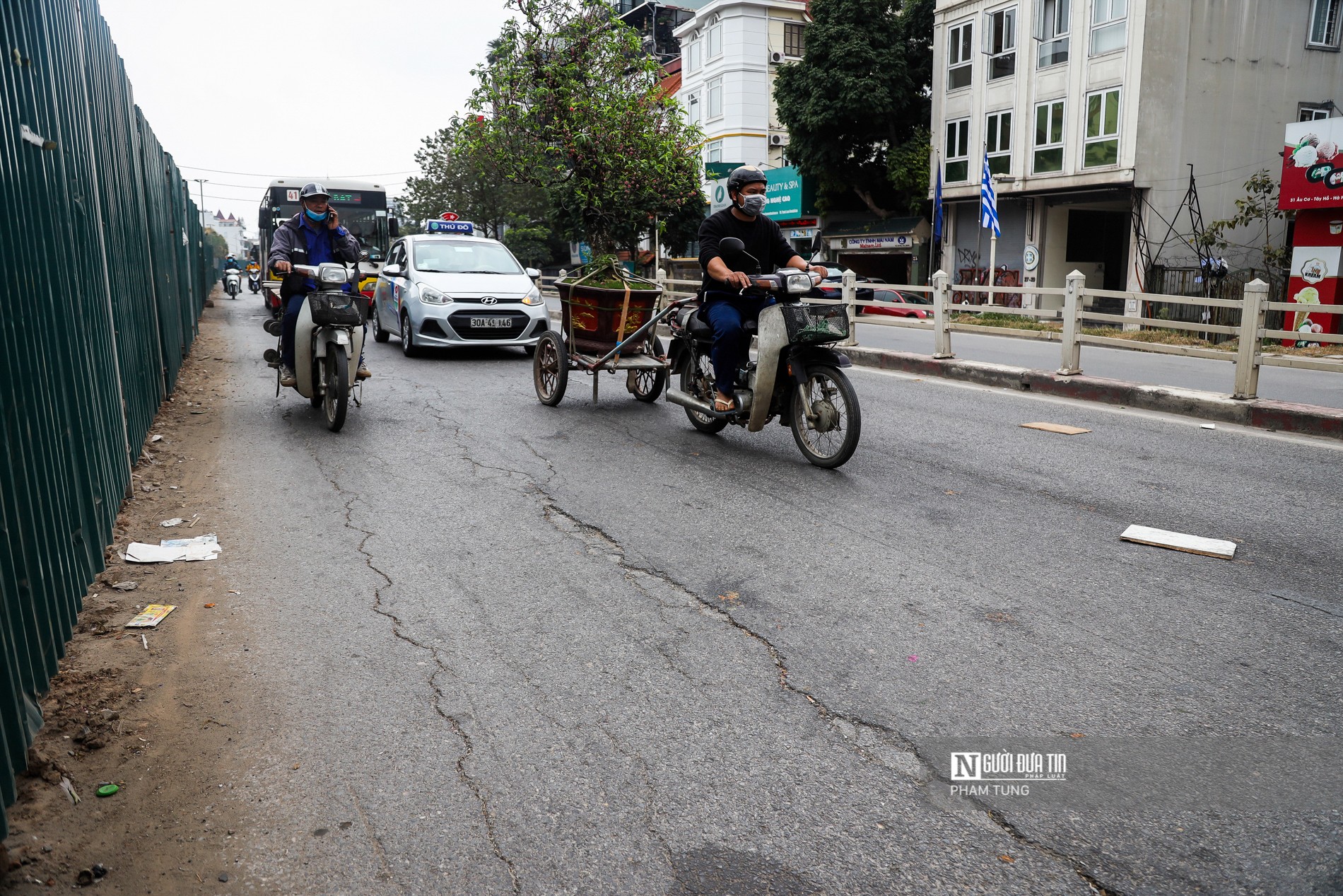 Dân sinh - Hà Nội: Đường đê nội đô nứt toác, mất an toàn giao thông