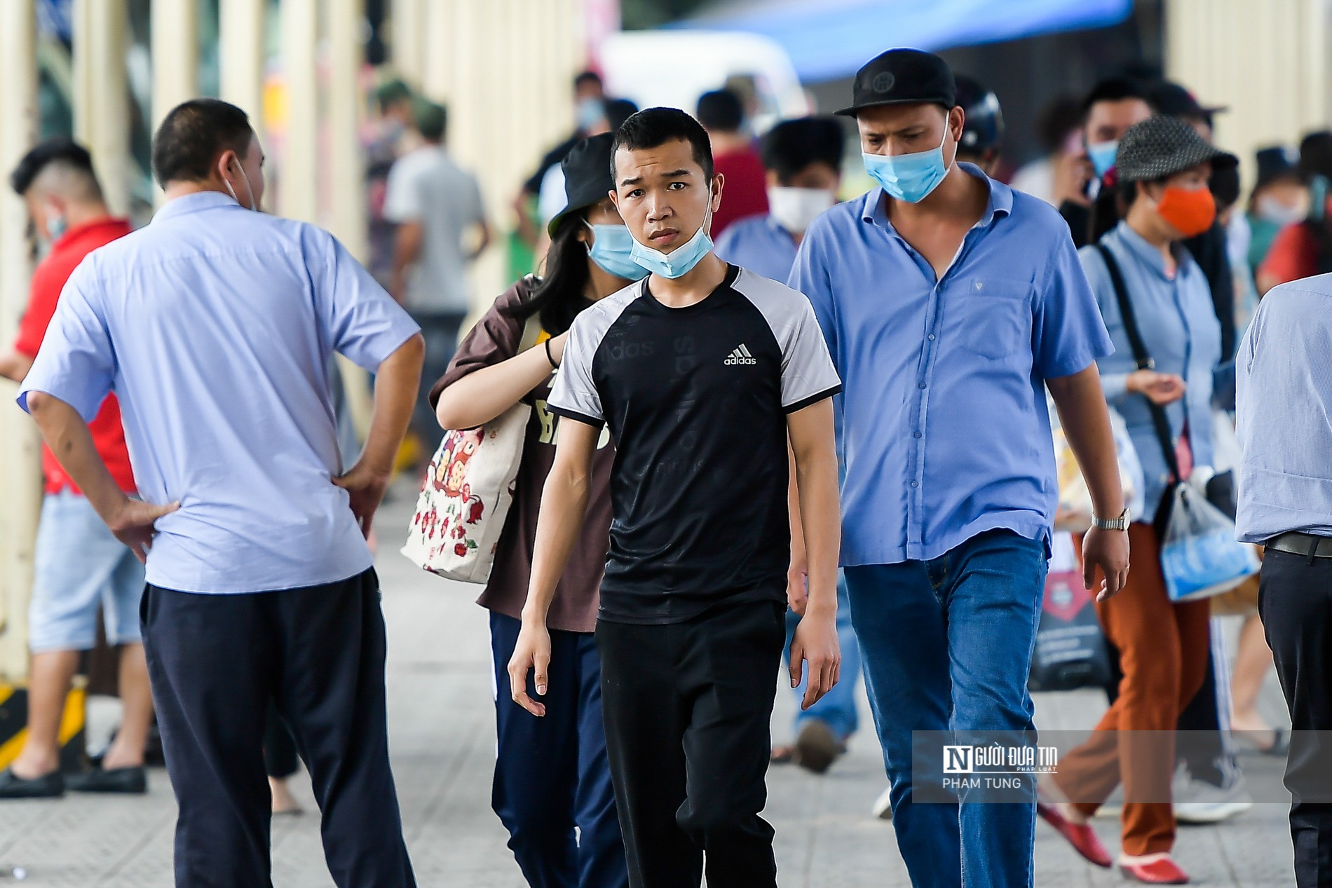 Dân sinh - Hà Nội: Nhiều người dân không đeo khẩu trang nơi công cộng (Hình 12).