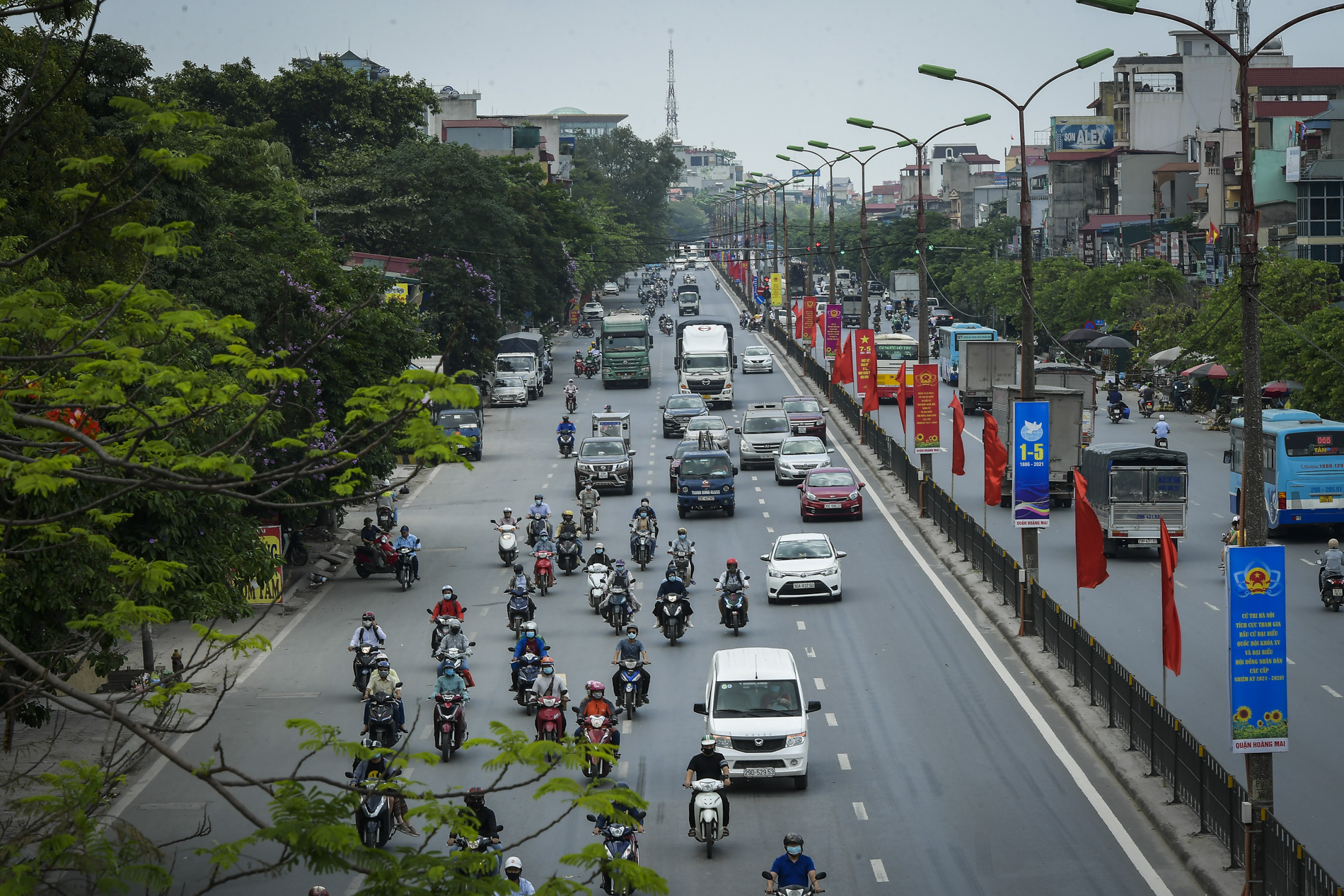 Dân sinh - CSGT đội nắng 35 độ C hỗ trợ người dân sau kỳ nghỉ lễ 30/4 -1/5 (Hình 9).