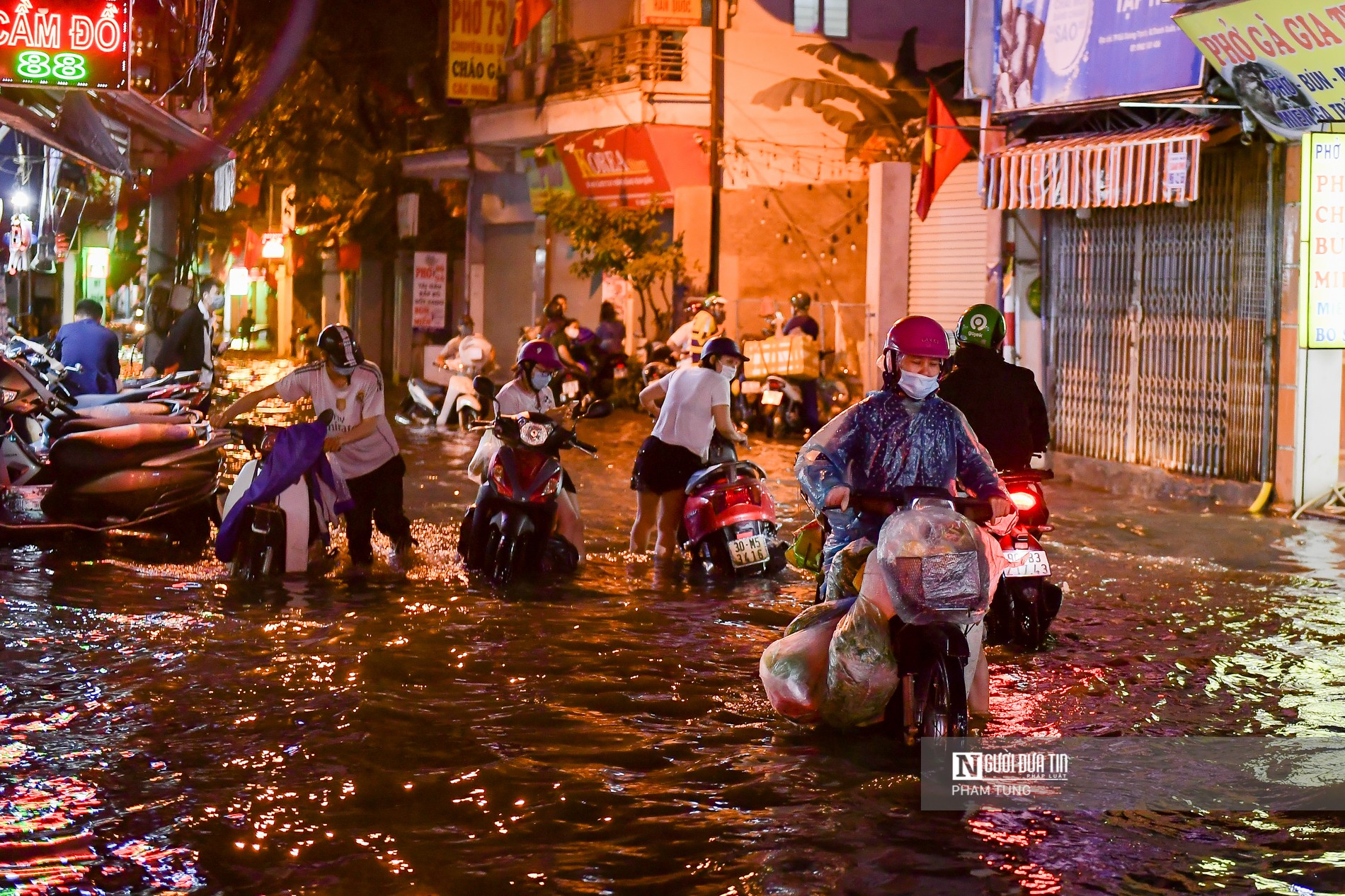 Dân sinh - Hà Nội: Mưa lớn kéo dài, ngập nhiều tuyến phố (Hình 13).