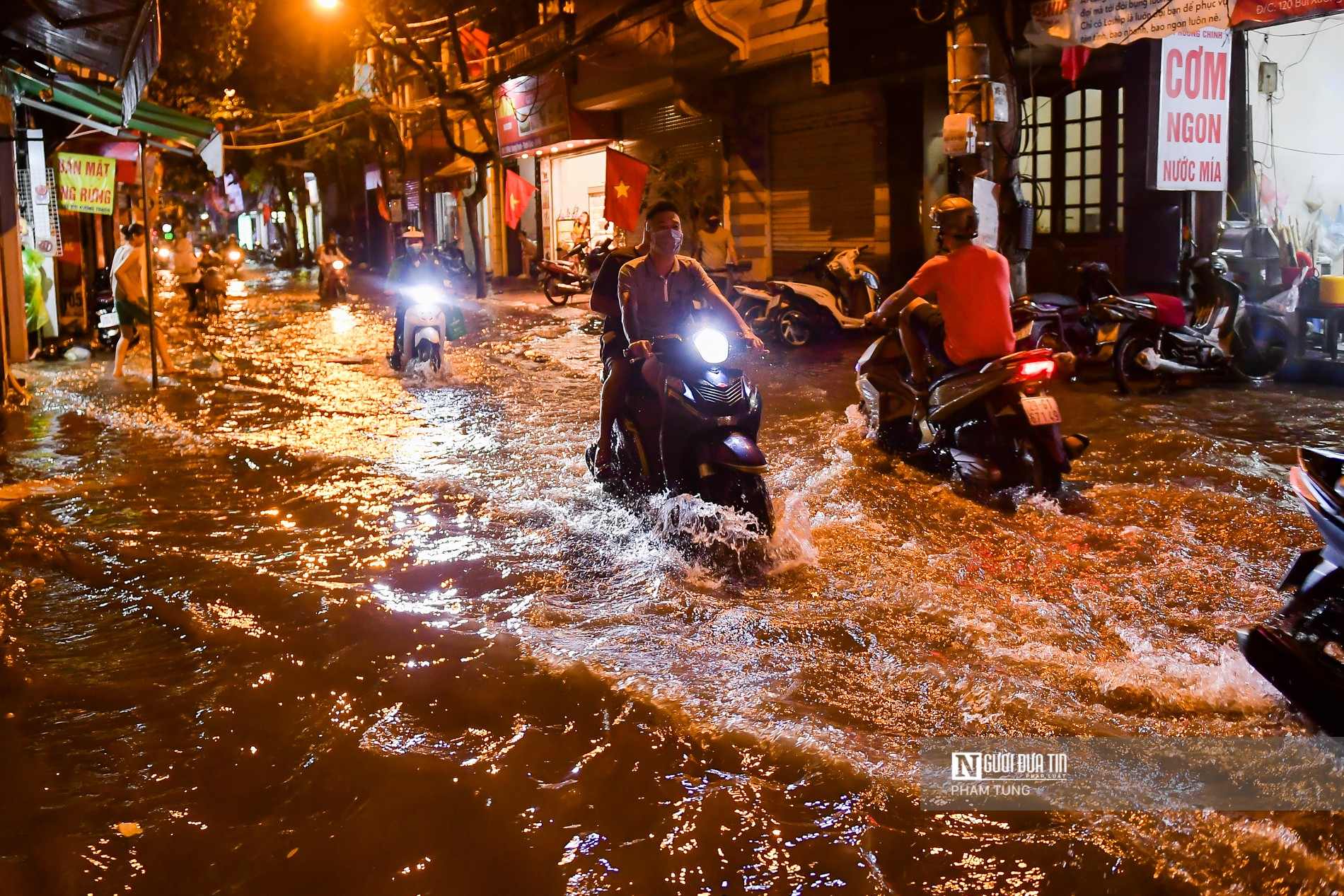 Dân sinh - Hà Nội: Mưa lớn kéo dài, ngập nhiều tuyến phố (Hình 20).