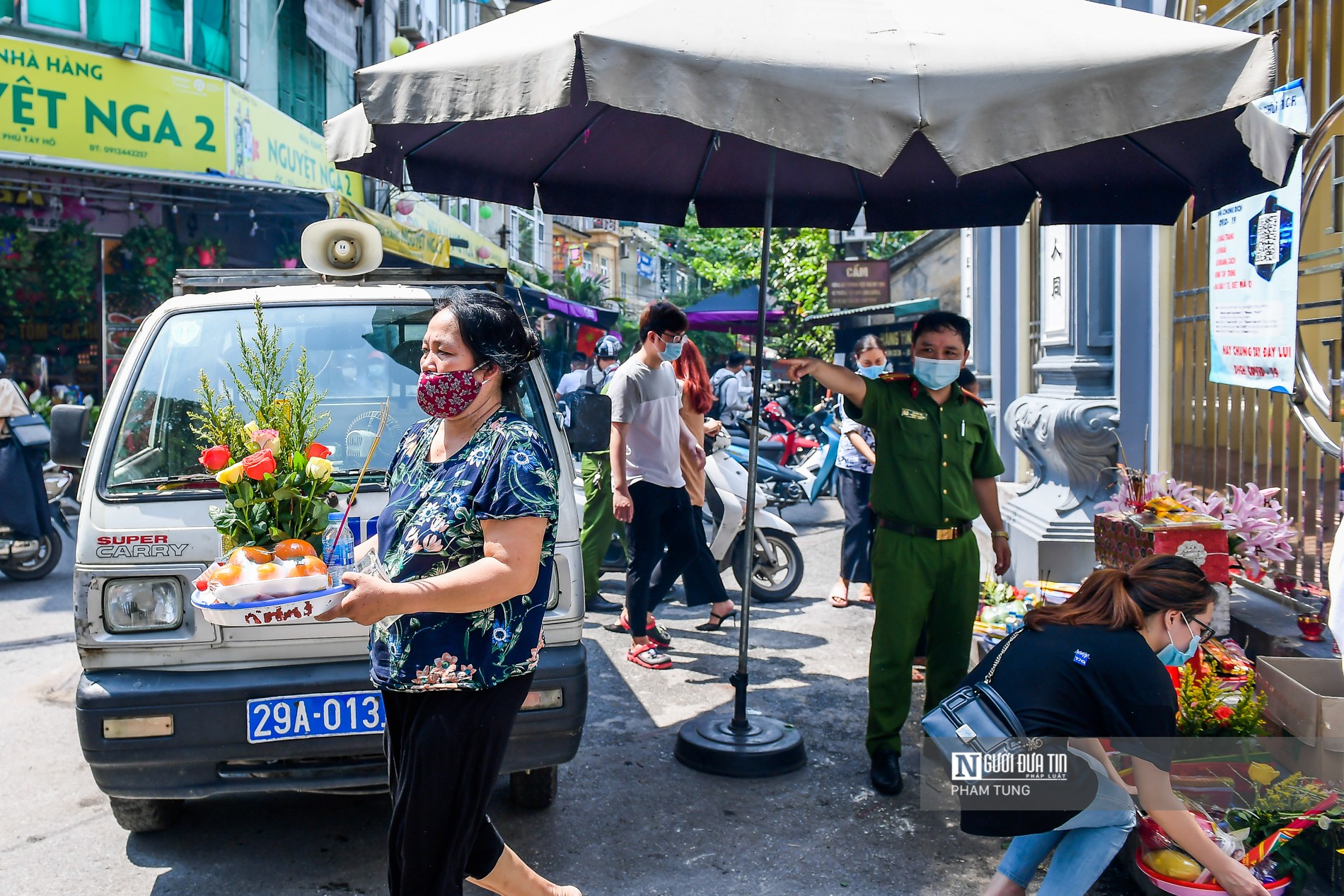 Dân sinh - Hà Nội: Vắng vẻ người dân đi lễ mùng 1 âm lịch (Hình 10).