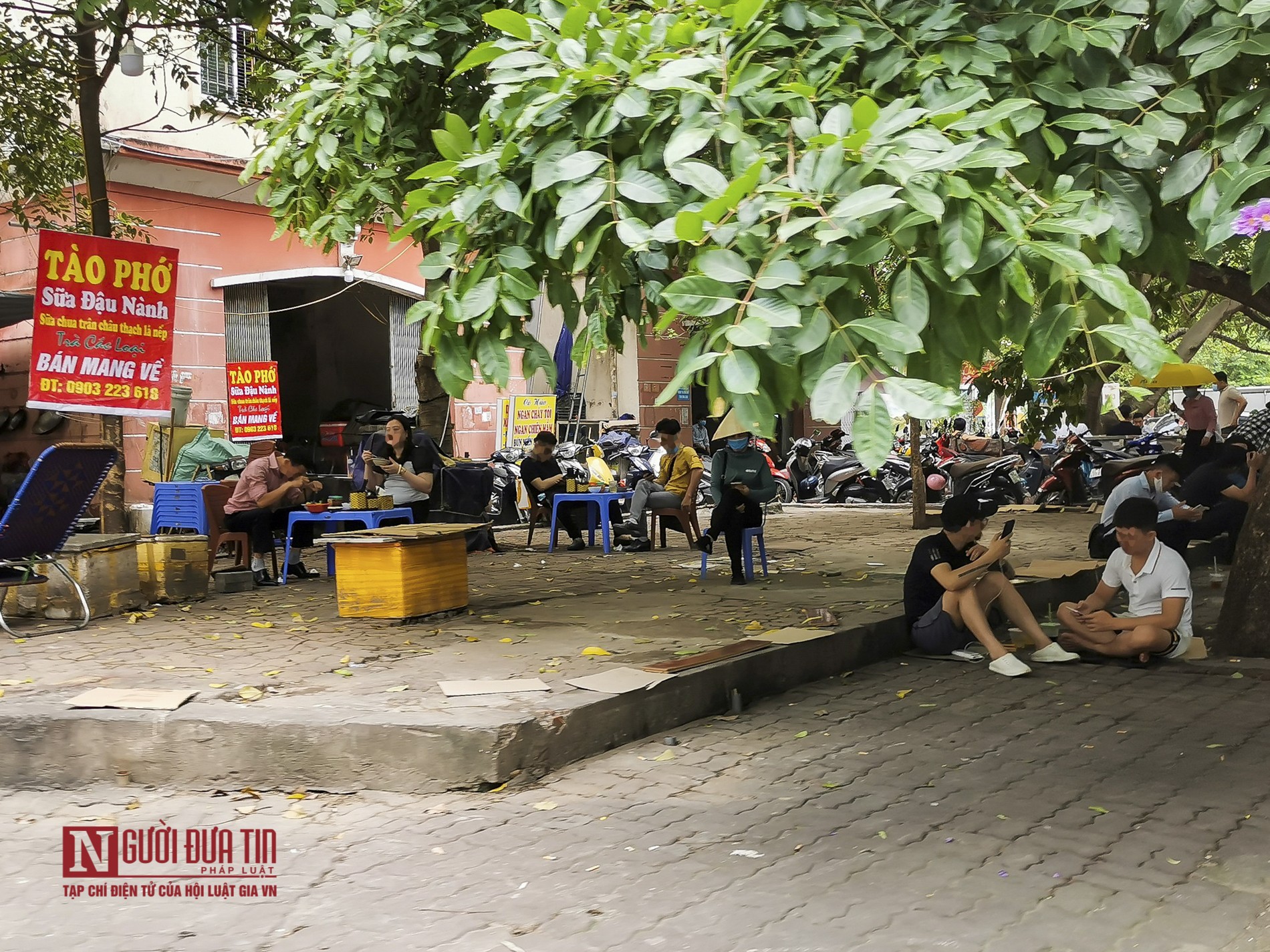 Dân sinh - Hà Nội: Bất chấp lệnh cấm, trà đá vỉa hè vẫn hoạt động