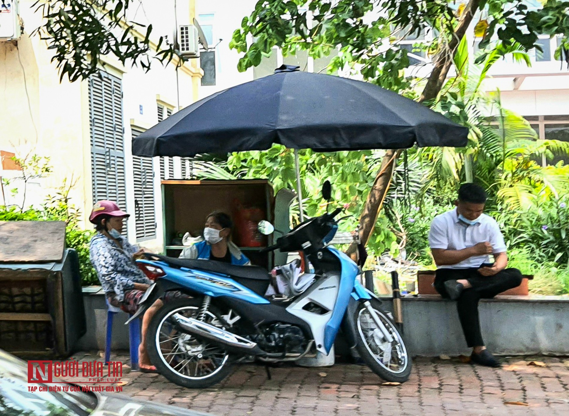 Dân sinh - Hà Nội: Bất chấp lệnh cấm, trà đá vỉa hè vẫn hoạt động (Hình 3).