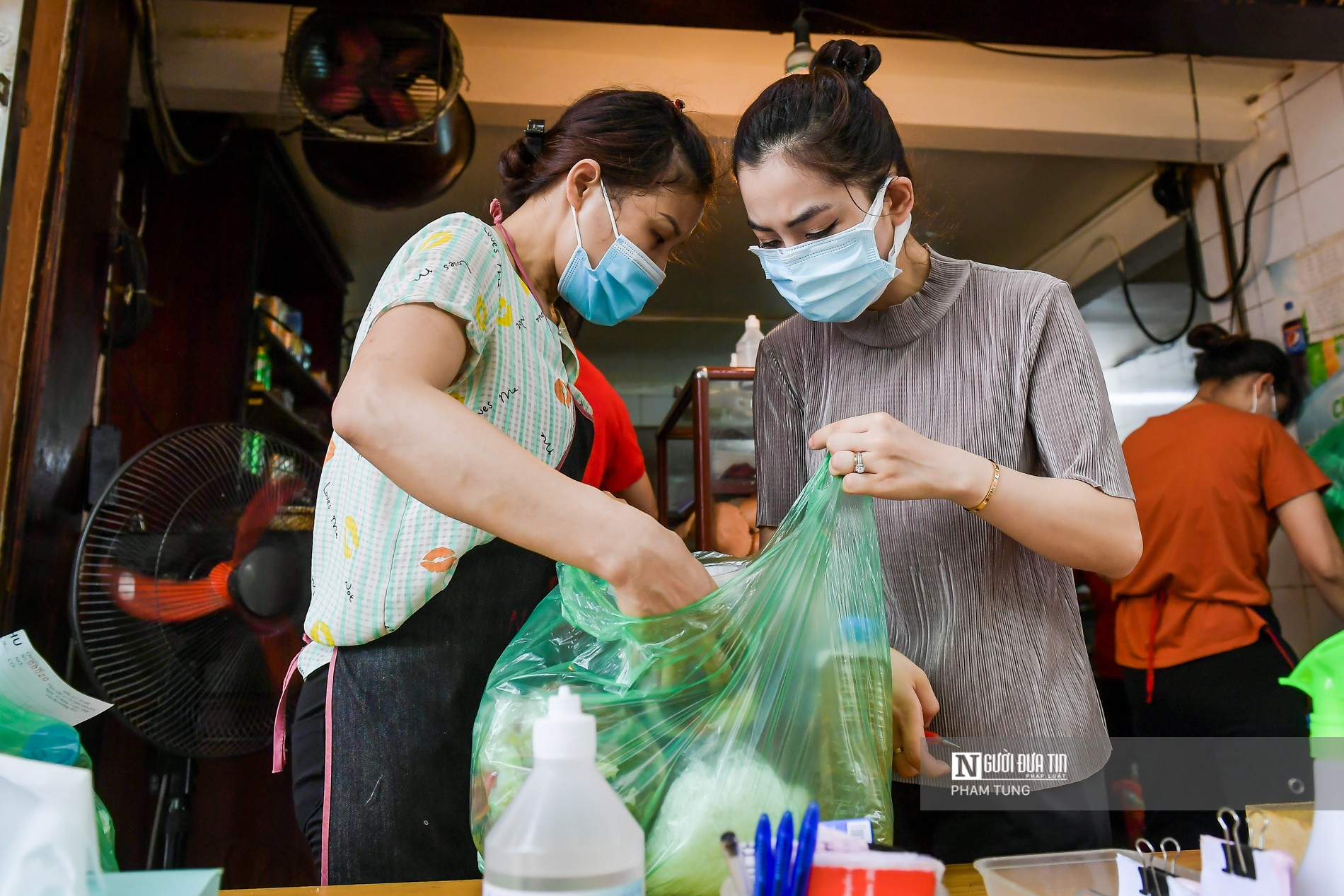 Dân sinh - Hà Nội: Shipper tất bật sau khi quán ăn chỉ được bán mang về (Hình 8).