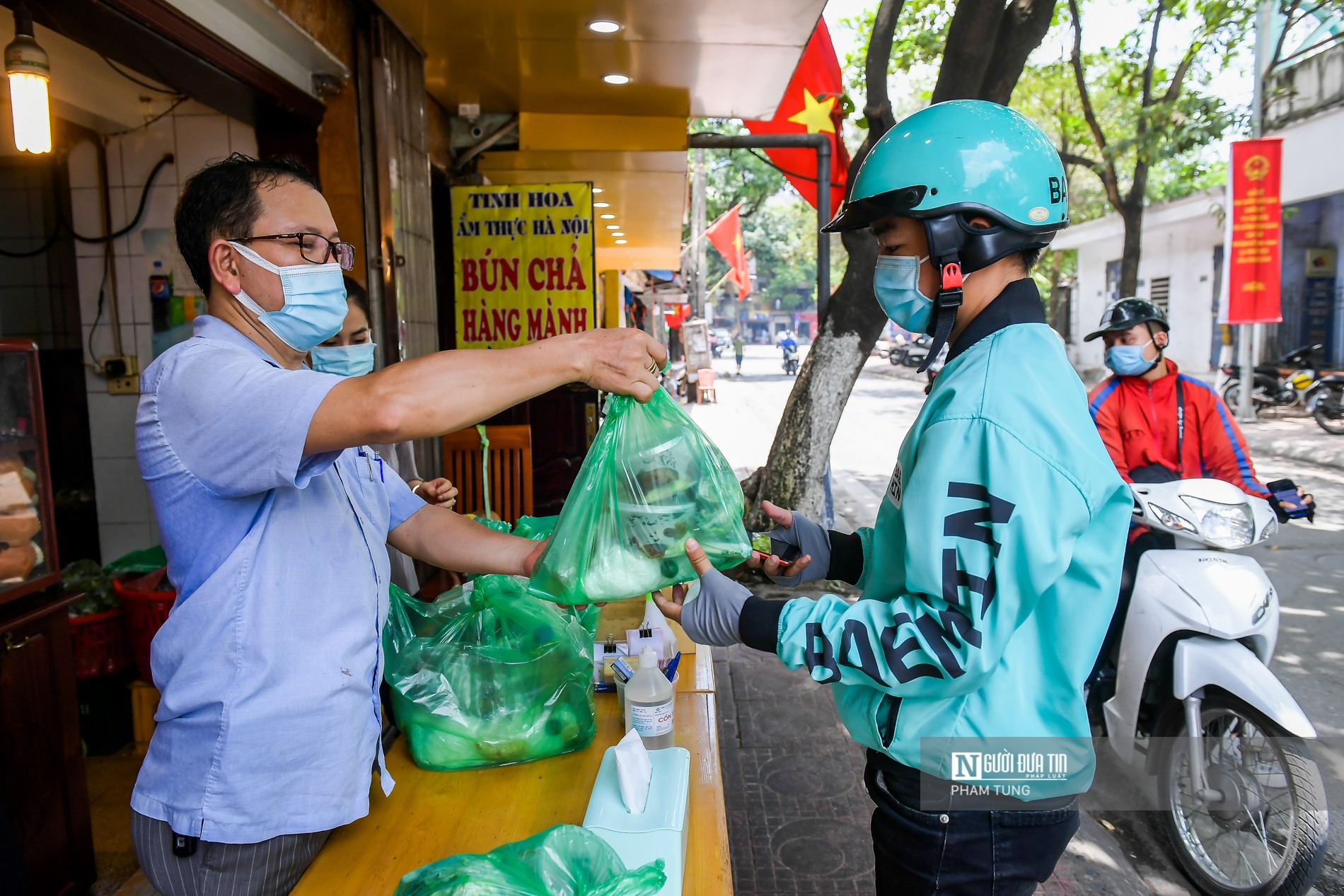 Dân sinh - Hà Nội: Shipper tất bật sau khi quán ăn chỉ được bán mang về (Hình 10).