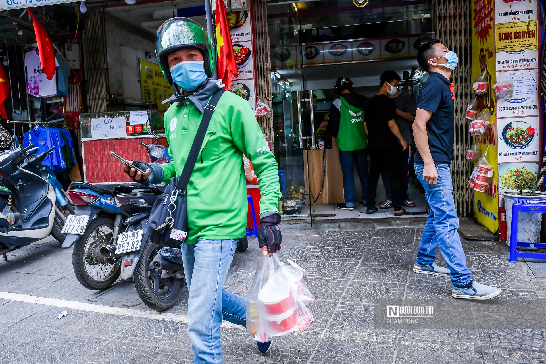 Dân sinh - Hà Nội: Shipper tất bật sau khi quán ăn chỉ được bán mang về (Hình 12).