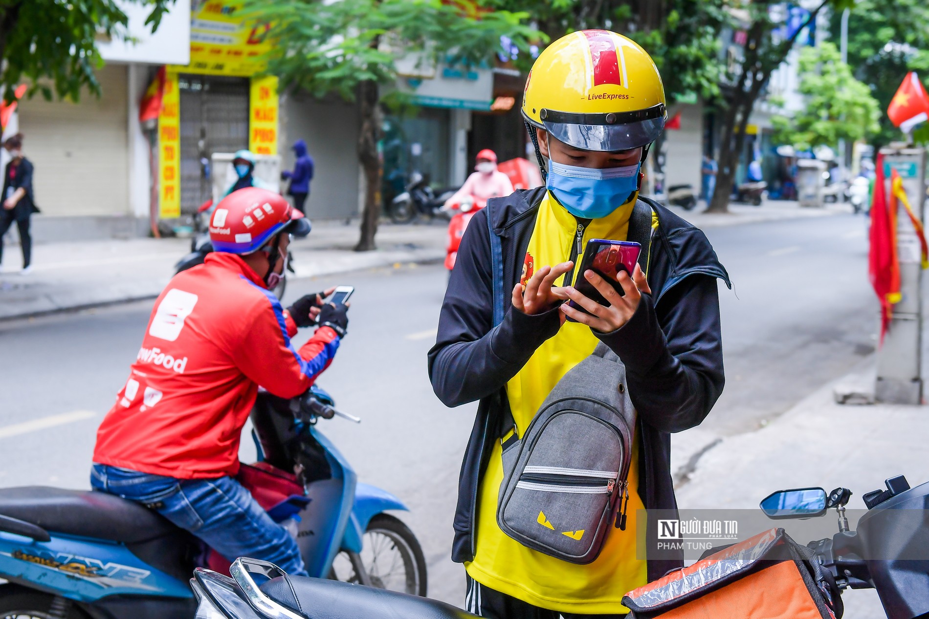 Dân sinh - Hà Nội: Shipper tất bật sau khi quán ăn chỉ được bán mang về (Hình 2).