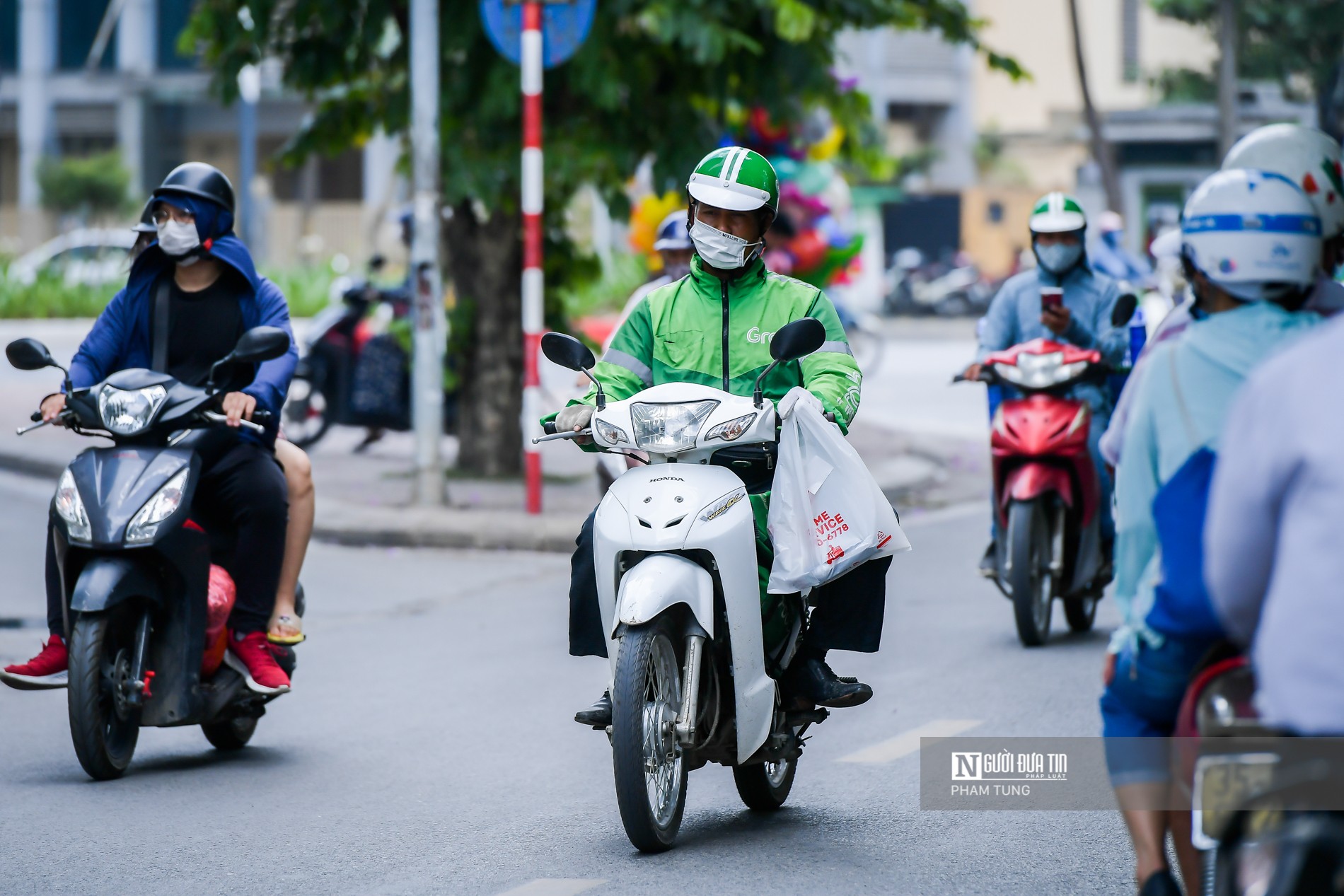 Dân sinh - Hà Nội: Shipper tất bật sau khi quán ăn chỉ được bán mang về (Hình 18).