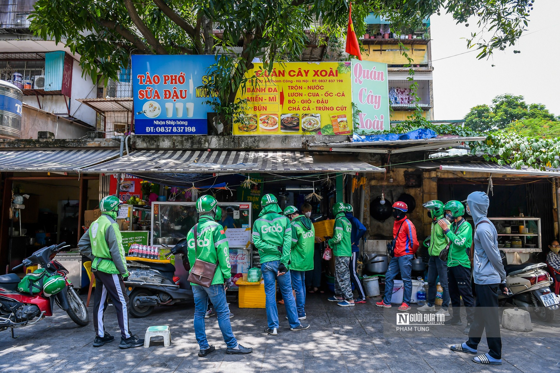 Dân sinh - Hà Nội: Shipper tất bật sau khi quán ăn chỉ được bán mang về