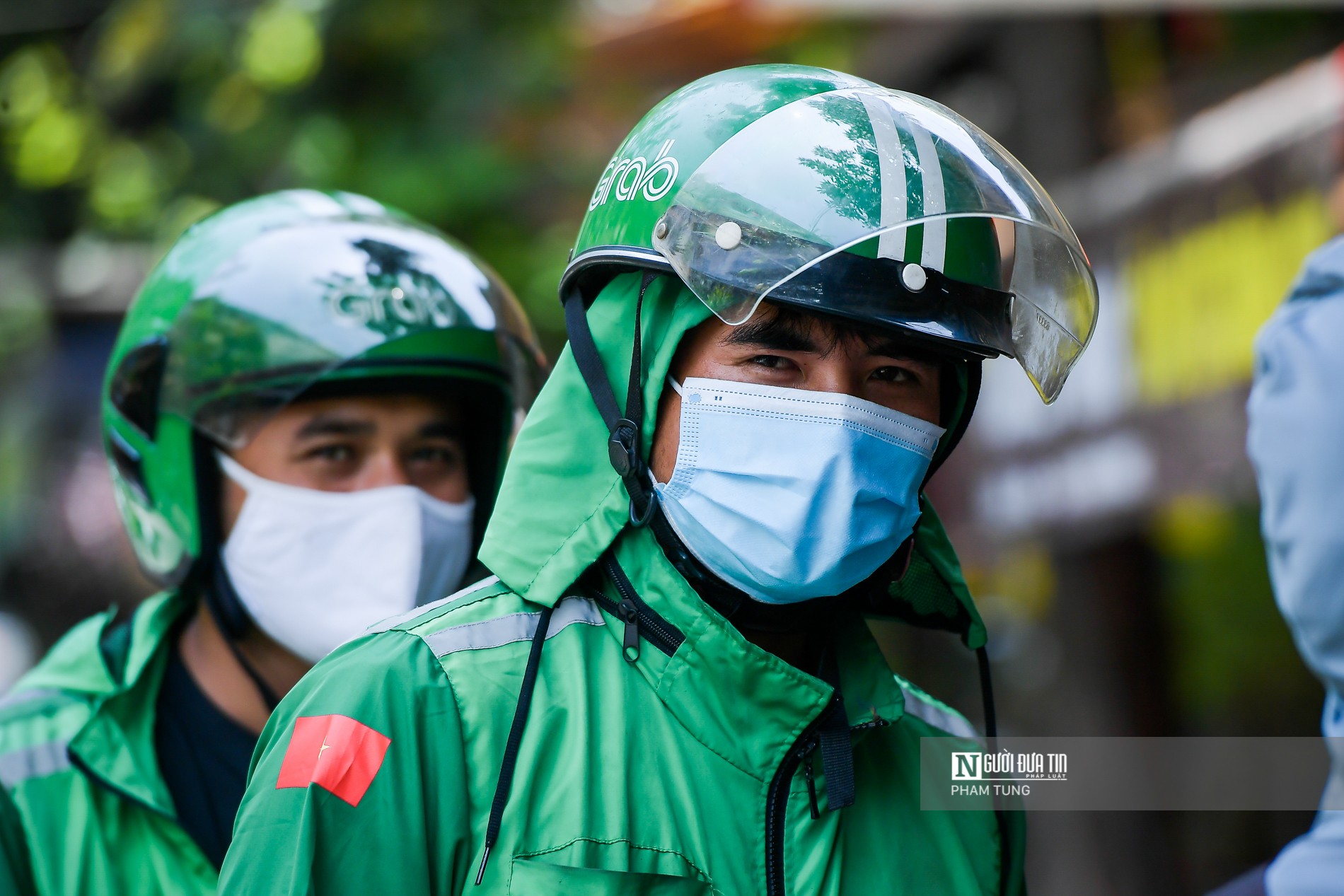 Dân sinh - Hà Nội: Shipper tất bật sau khi quán ăn chỉ được bán mang về (Hình 4).