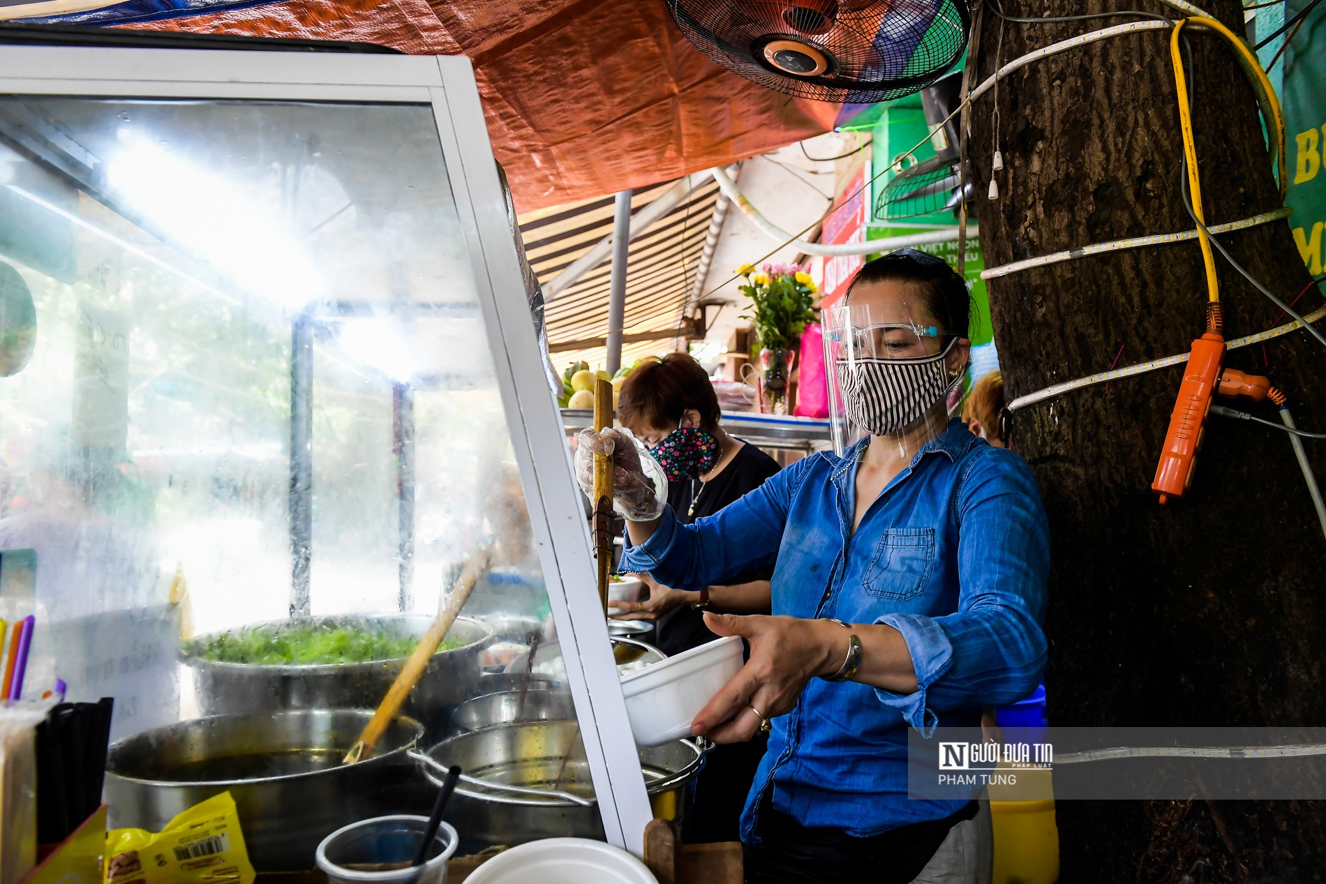 Dân sinh - Hà Nội: Shipper tất bật sau khi quán ăn chỉ được bán mang về (Hình 6).