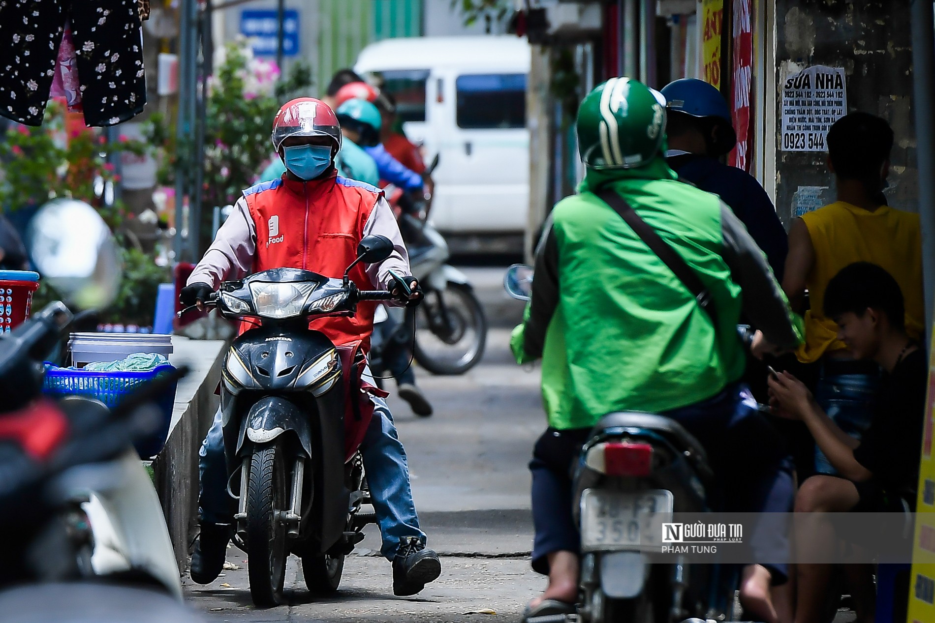 Dân sinh - Hà Nội: Shipper tất bật sau khi quán ăn chỉ được bán mang về (Hình 3).