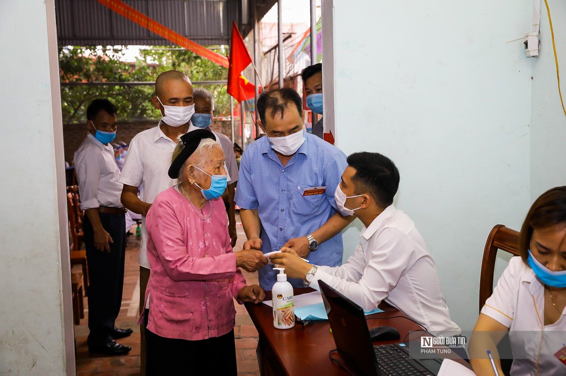 Sự kiện - Hà Nội: Hơn 1.000 cử tri xã Tráng Việt đi bầu cử lại (Hình 5).