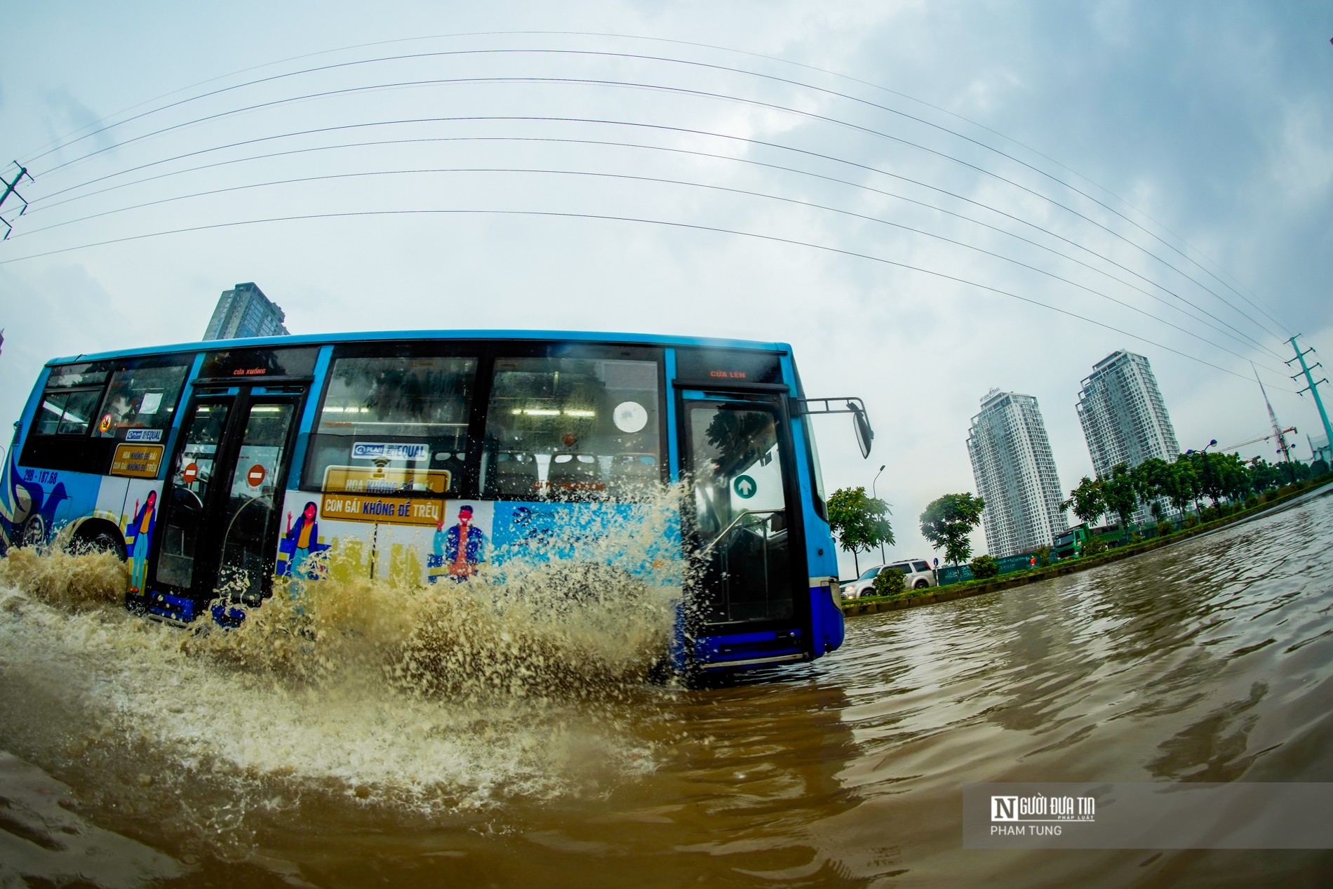 Dân sinh - Hà Nội: Mưa lớn, người dân “vượt biển nước' về nhà (Hình 3).