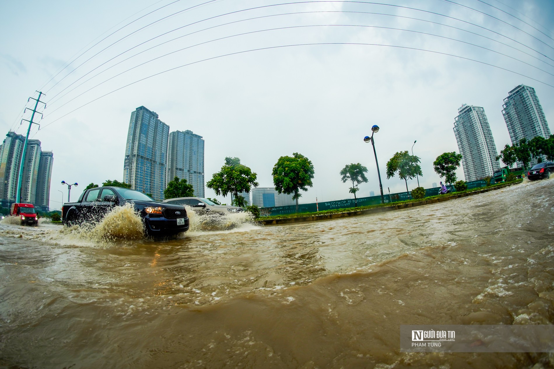 Dân sinh - Hà Nội: Mưa lớn, người dân “vượt biển nước' về nhà (Hình 2).