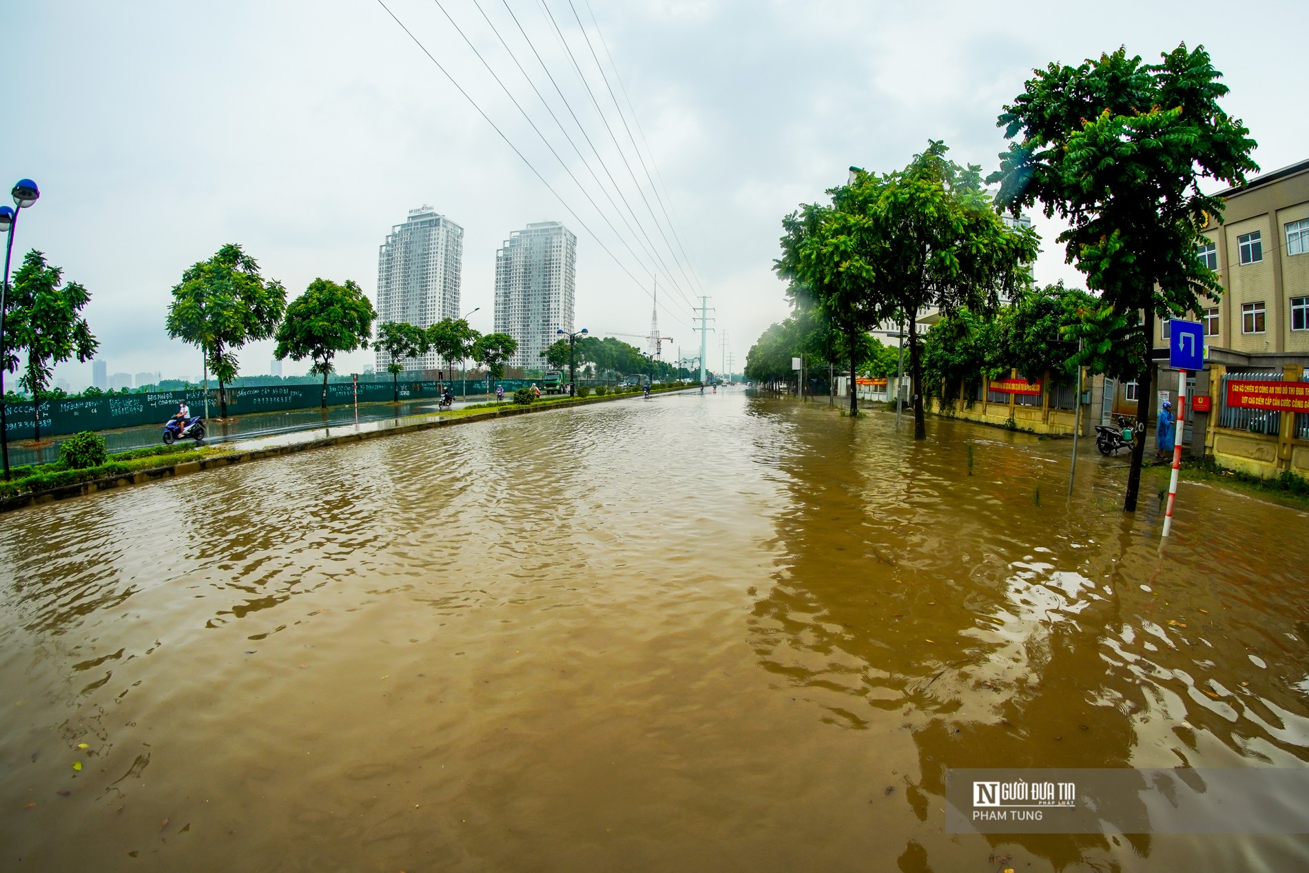 Dân sinh - Hà Nội: Mưa lớn, người dân “vượt biển nước' về nhà