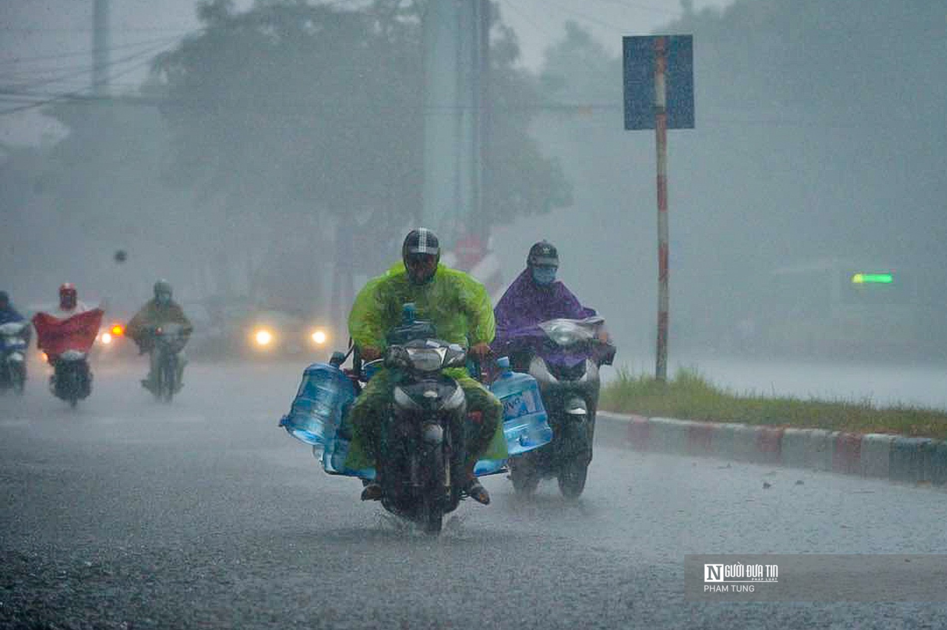 Dân sinh - Hà Nội: Mưa lớn, người dân “vượt biển nước' về nhà (Hình 5).