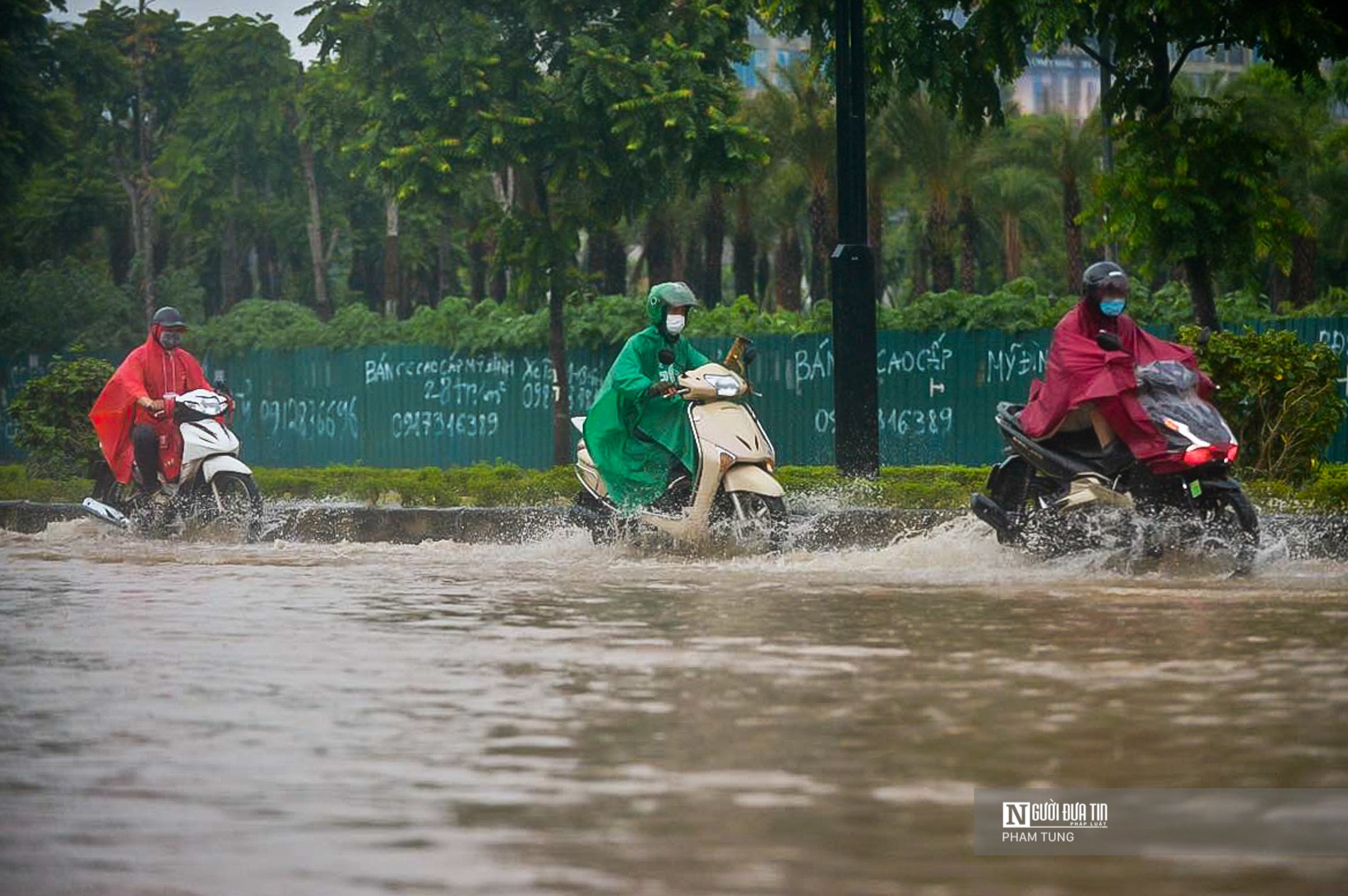 Dân sinh - Hà Nội: Mưa lớn, người dân “vượt biển nước' về nhà (Hình 6).