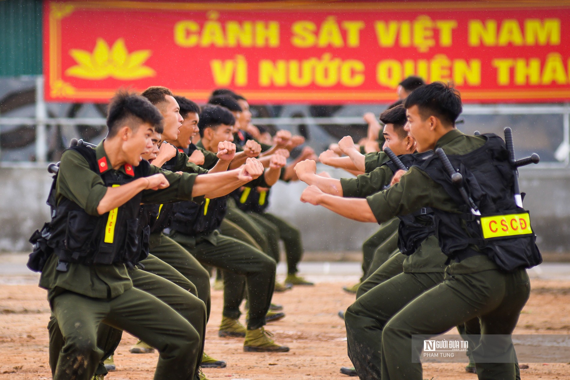 Sự kiện - Chùm ảnh: Gần 12.000 “quả đấm thép” tham gia diễn tập chống bạo động (Hình 4).