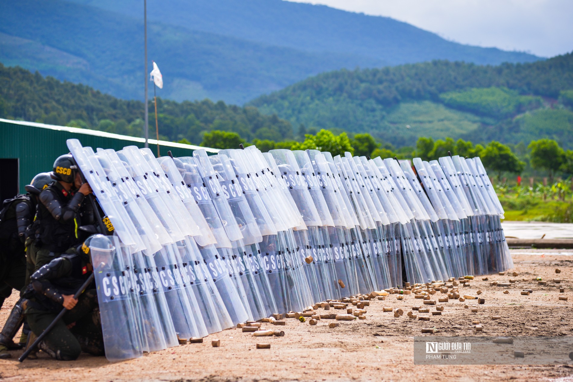 Sự kiện - Chùm ảnh: Gần 12.000 “quả đấm thép” tham gia diễn tập chống bạo động (Hình 9).