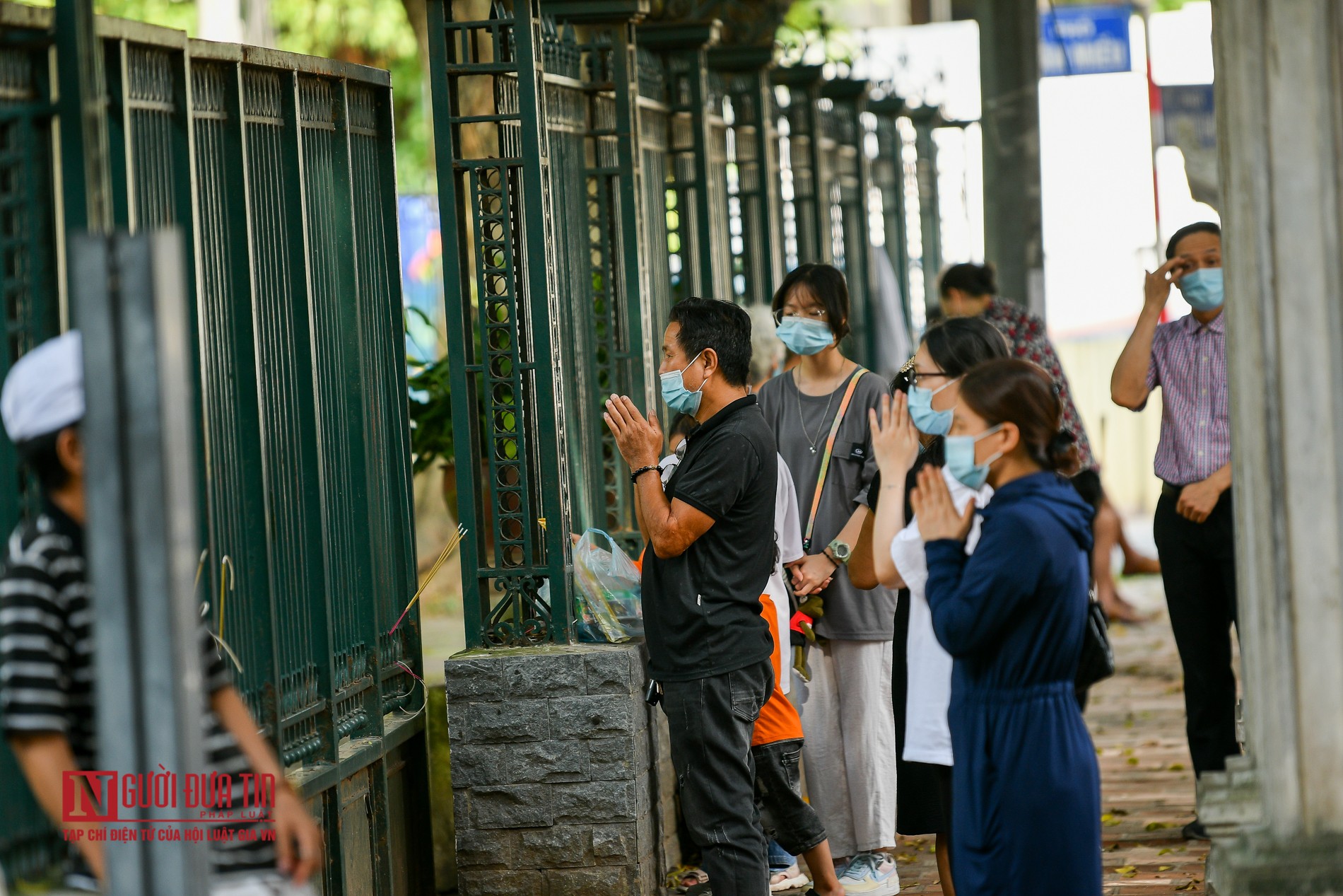 Dân sinh - Hà Nội: Sĩ tử vái vọng cầu may chuẩn bị thi vào lớp 10