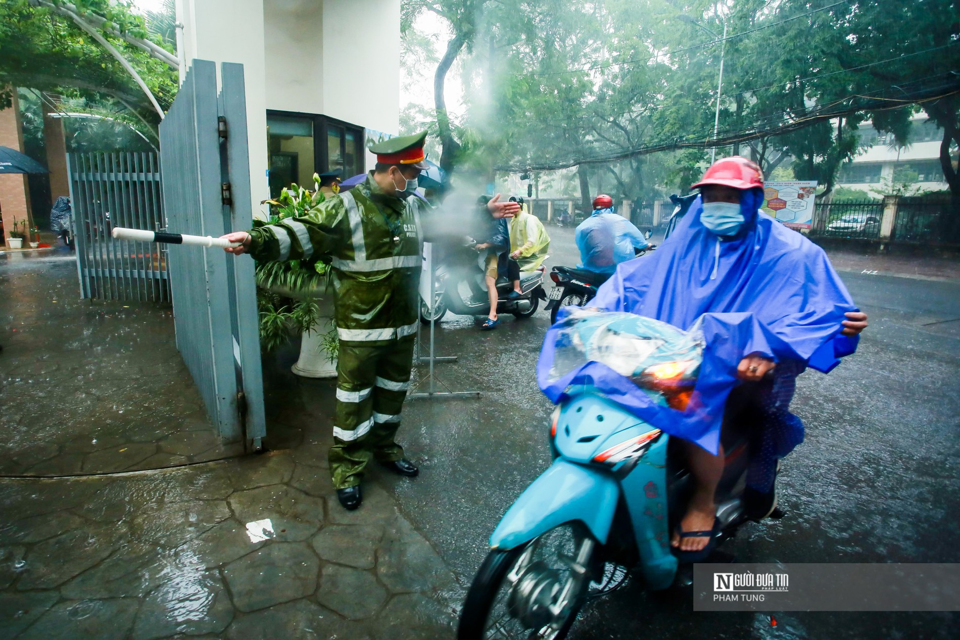 Giáo dục - Hà Nội: Công an, thanh niên tình nguyện đội mưa lớn hỗ trợ thí sinh (Hình 9).