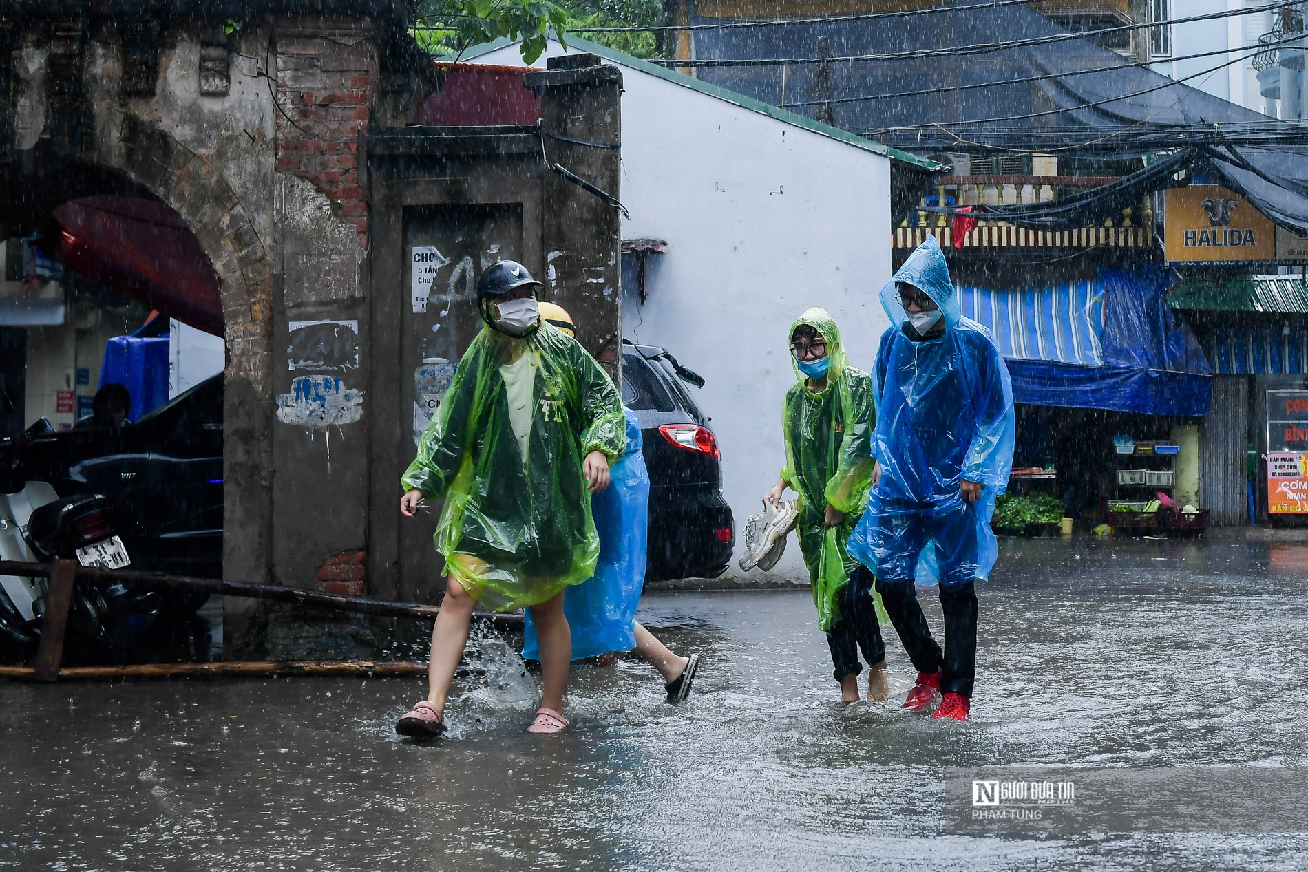 Giáo dục - Hà Nội: Công an, thanh niên tình nguyện đội mưa lớn hỗ trợ thí sinh