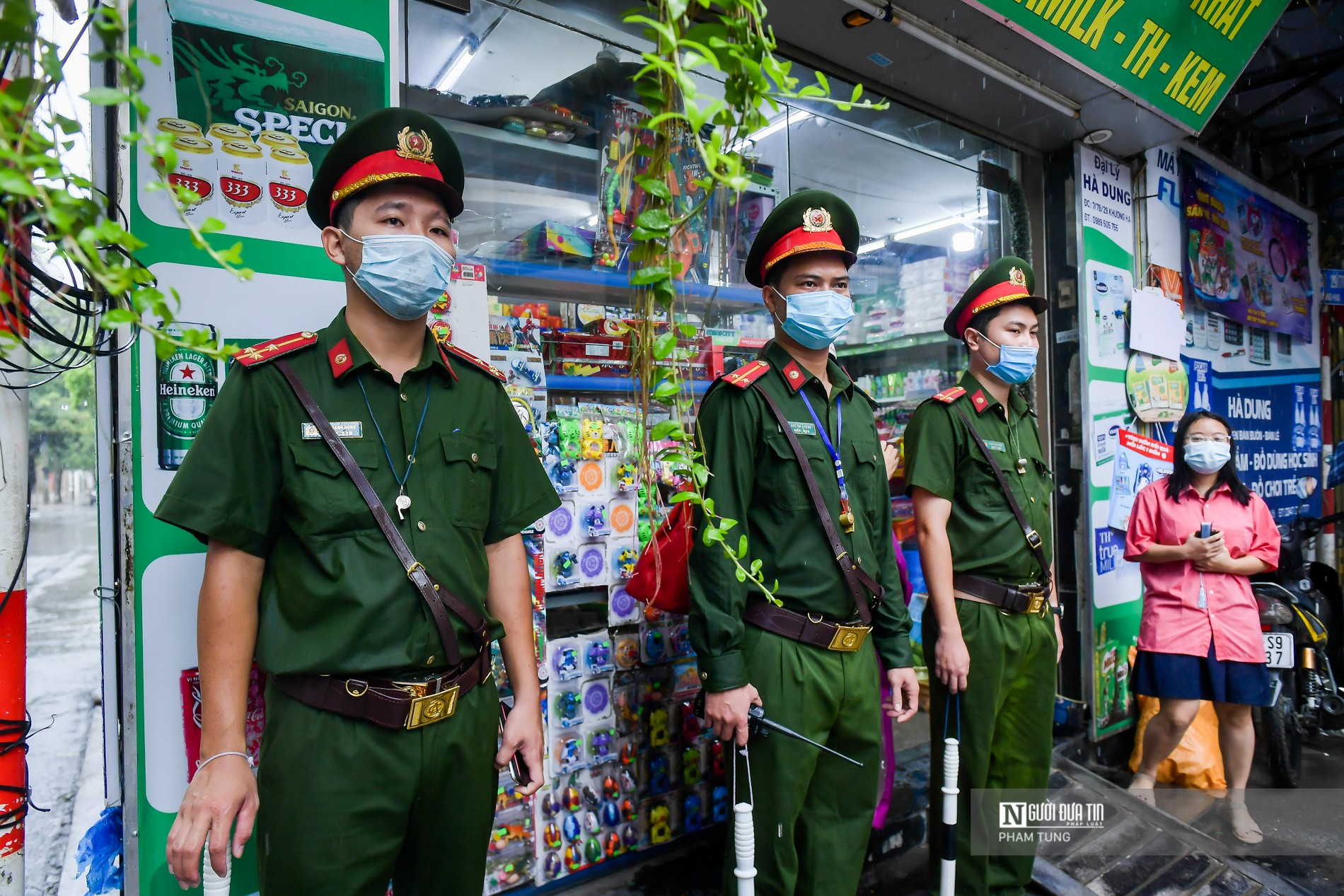 Giáo dục - Hà Nội: Công an, thanh niên tình nguyện đội mưa lớn hỗ trợ thí sinh (Hình 2).