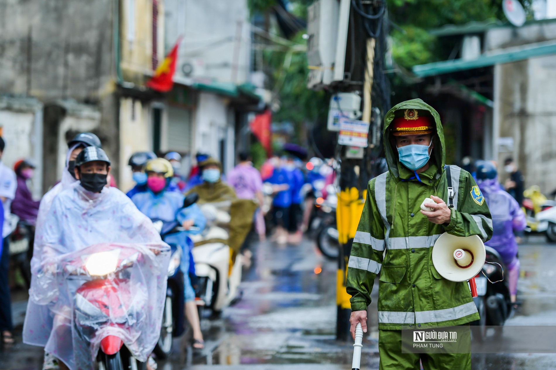 Giáo dục - Hà Nội: Công an, thanh niên tình nguyện đội mưa lớn hỗ trợ thí sinh (Hình 10).