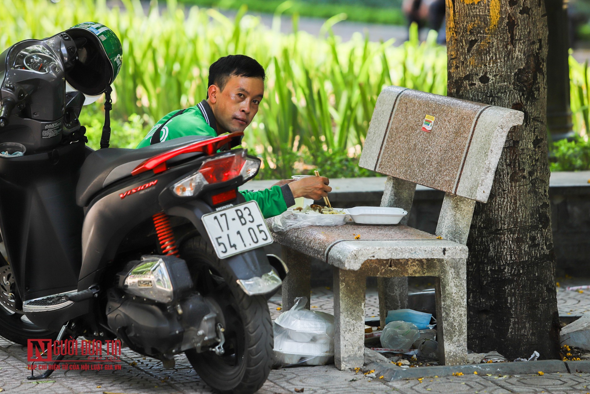 Dân sinh - Ghế đá, vỉa hè thành nơi ăn cơm hộp khi hàng quán đóng cửa