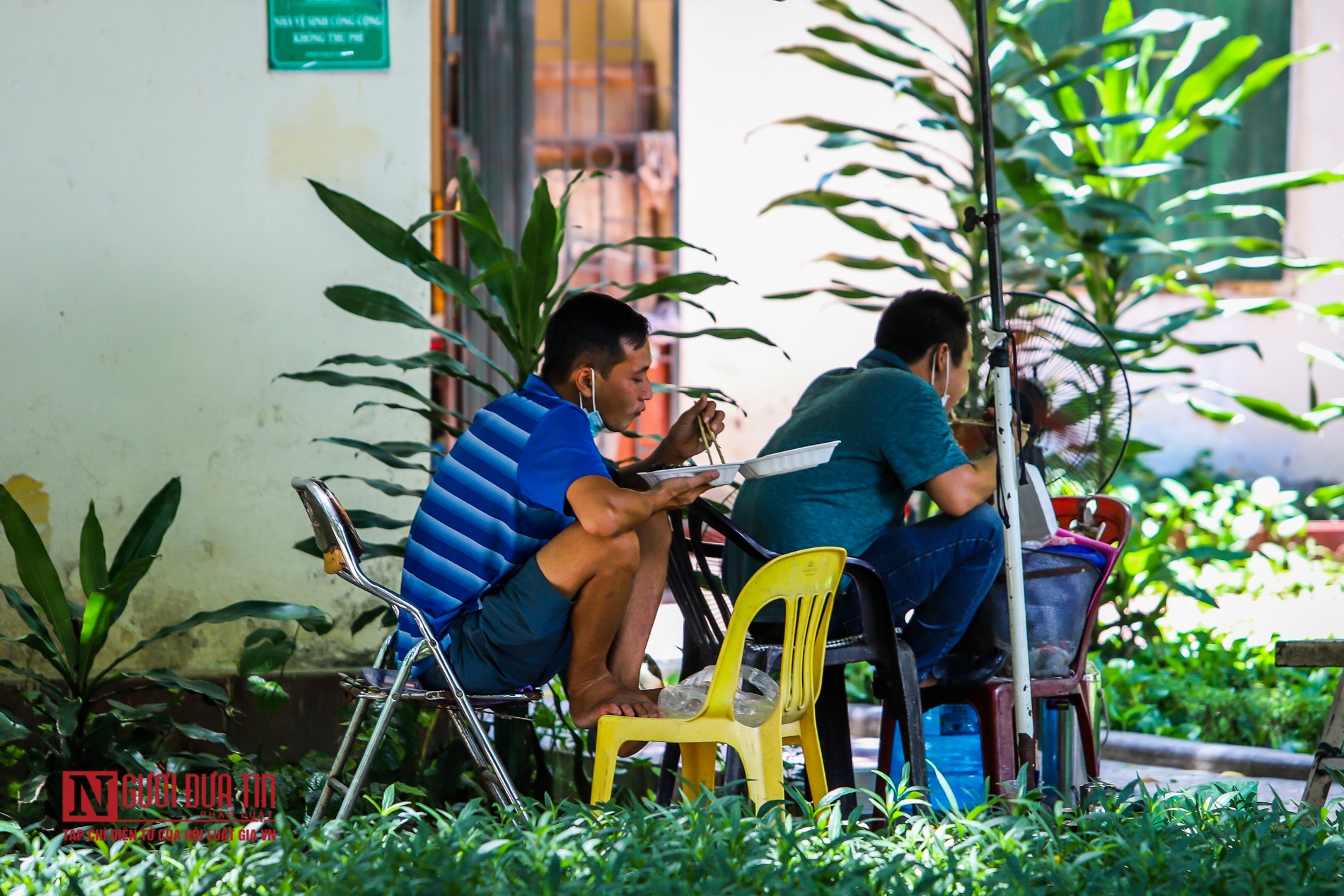 Dân sinh - Ghế đá, vỉa hè thành nơi ăn cơm hộp khi hàng quán đóng cửa (Hình 3).