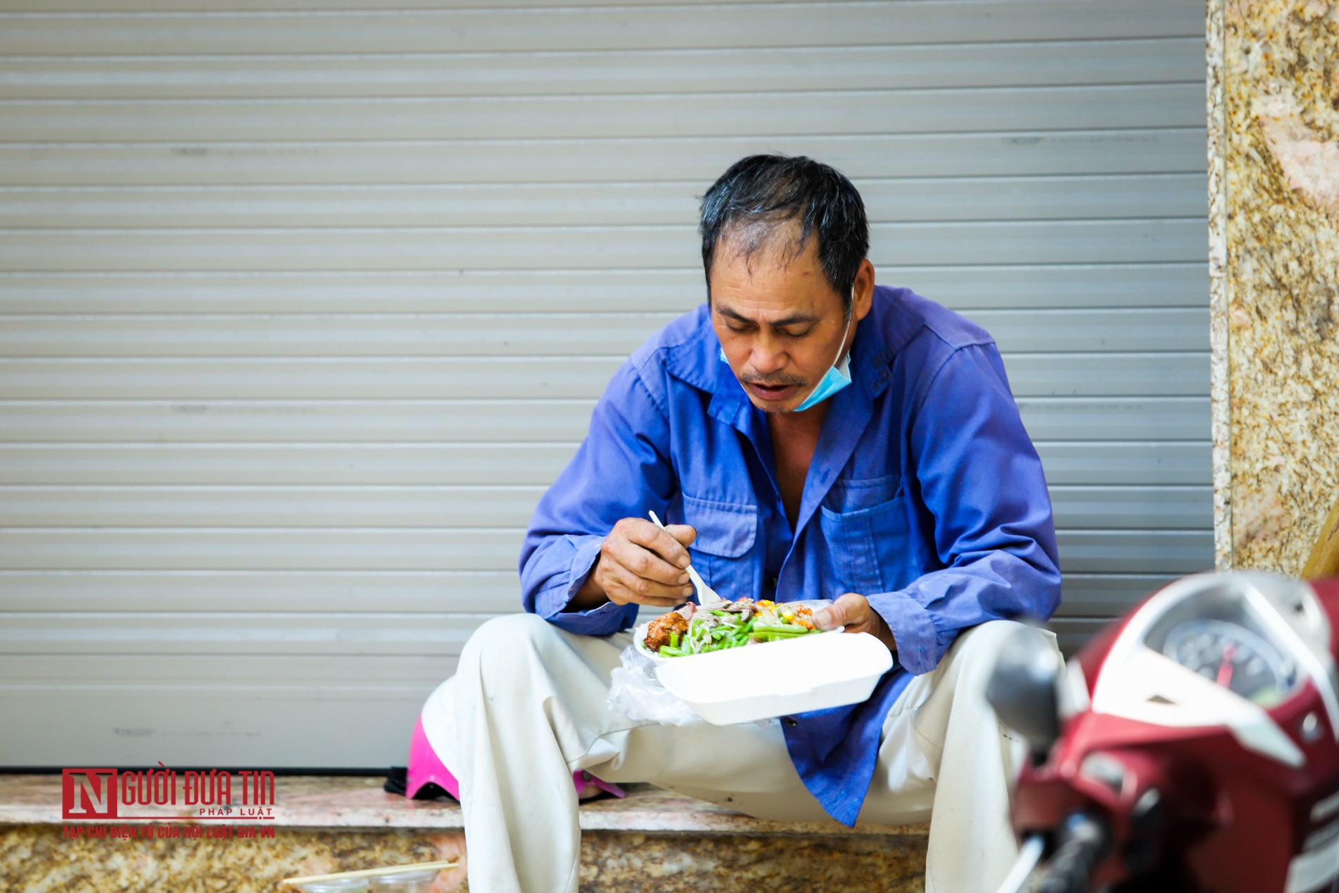 Dân sinh - Ghế đá, vỉa hè thành nơi ăn cơm hộp khi hàng quán đóng cửa (Hình 5).