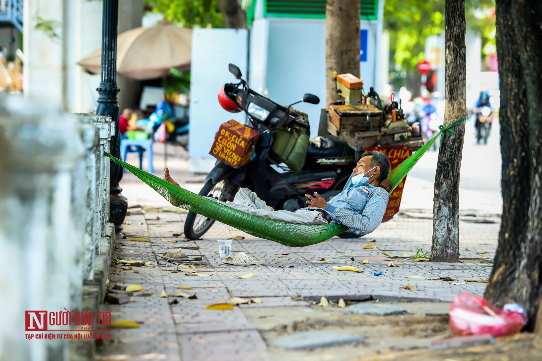 Dân sinh - Ghế đá, vỉa hè thành nơi ăn cơm hộp khi hàng quán đóng cửa (Hình 9).