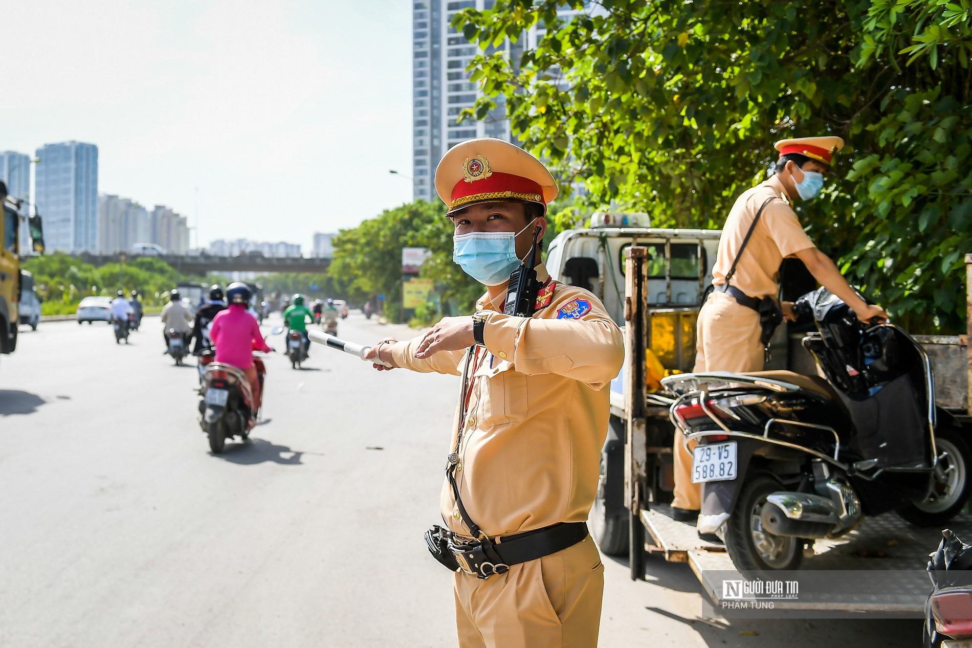 Dân sinh - Xe máy bất chấp nguy hiểm quay đầu bỏ chạy khi thấy CSGT trên cao tốc (Hình 2).