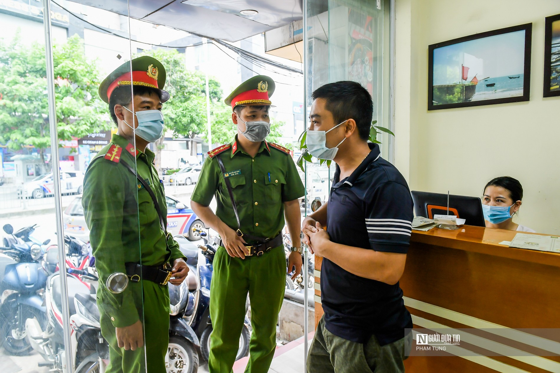 Sự kiện - Công an xuyên trưa tuyên truyền sau khi hàng quán mở cửa trở lại (Hình 4).