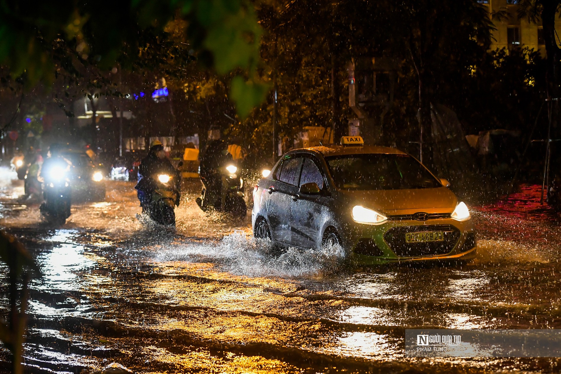 Dân sinh - Hà Nội: Người dân chật vật di chuyển trong mưa lớn (Hình 5).