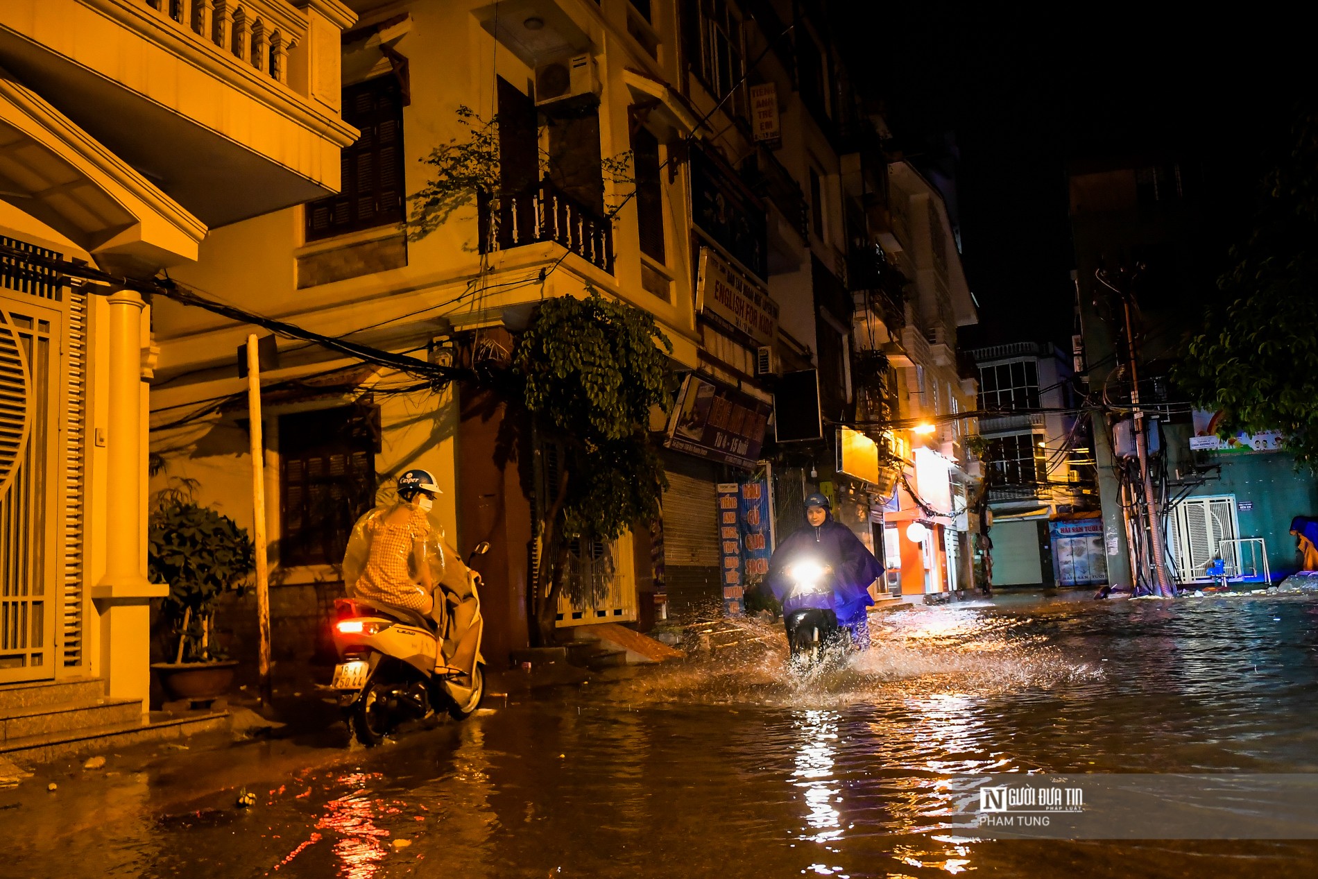 Dân sinh - Hà Nội: Người dân chật vật di chuyển trong mưa lớn (Hình 9).