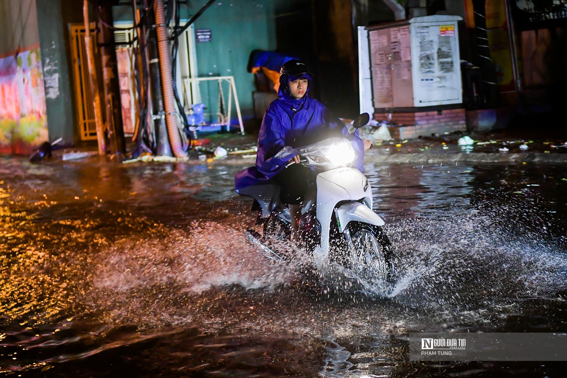 Dân sinh - Hà Nội: Người dân chật vật di chuyển trong mưa lớn (Hình 10).