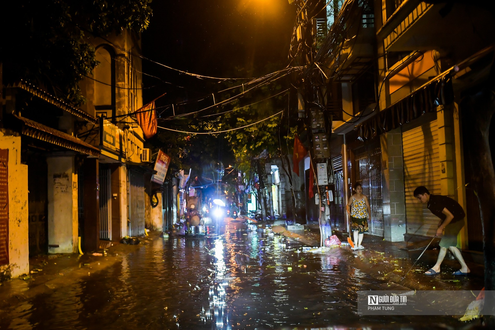 Dân sinh - Hà Nội: Người dân chật vật di chuyển trong mưa lớn (Hình 13).