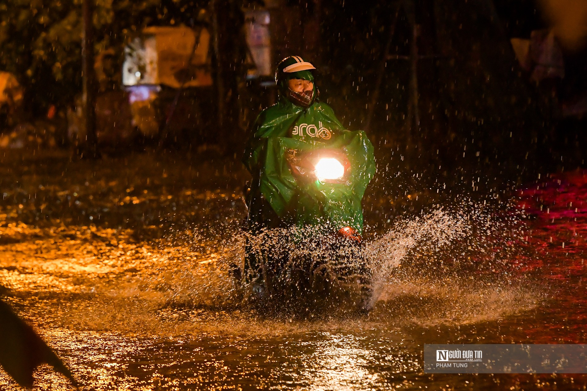 Dân sinh - Hà Nội: Người dân chật vật di chuyển trong mưa lớn (Hình 6).