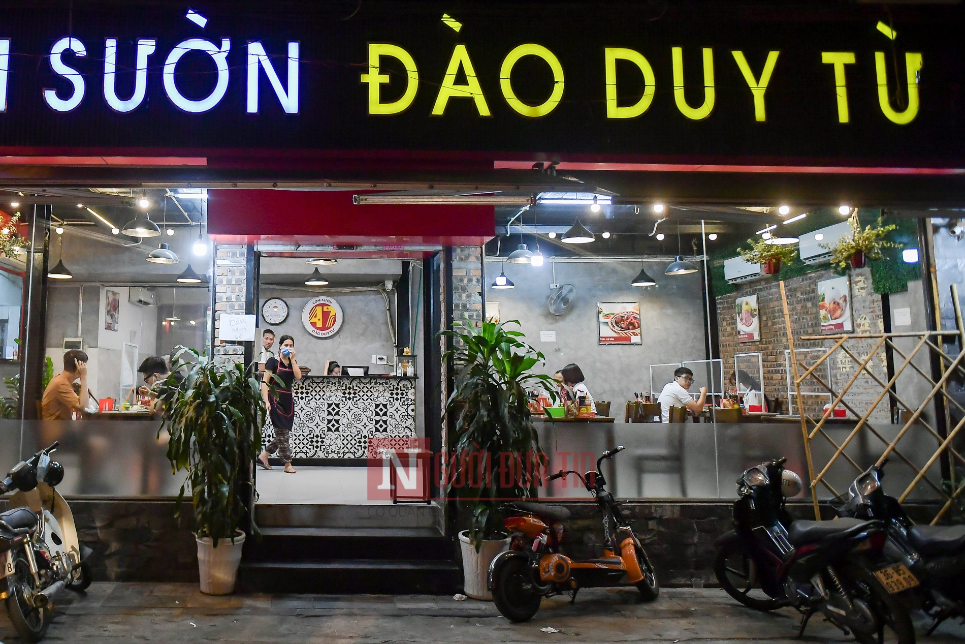 Dân sinh - Hà Nội: Hàng loạt quán ăn, uống bất chấp lệnh cấm hoạt động sau 21h (Hình 6).